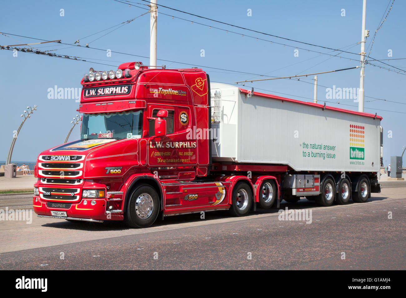 Scania Super T500 auf Blackpool Promenade geparkt, während Fahrer Selfie nimmt. Stockfoto