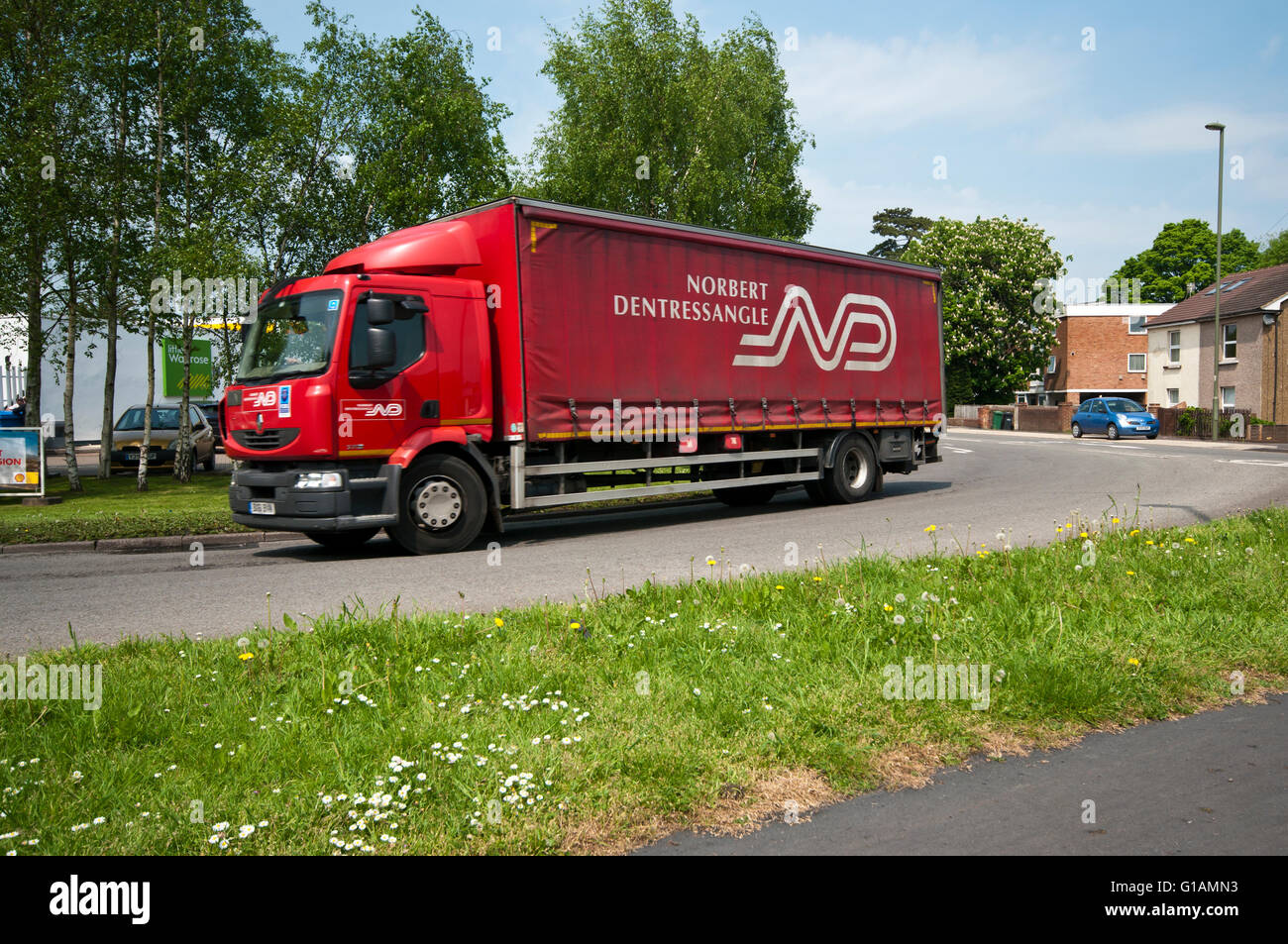 Seitenansicht eines Norbert Dentressangle Haulage LKW teils XPO Logistik Stockfoto