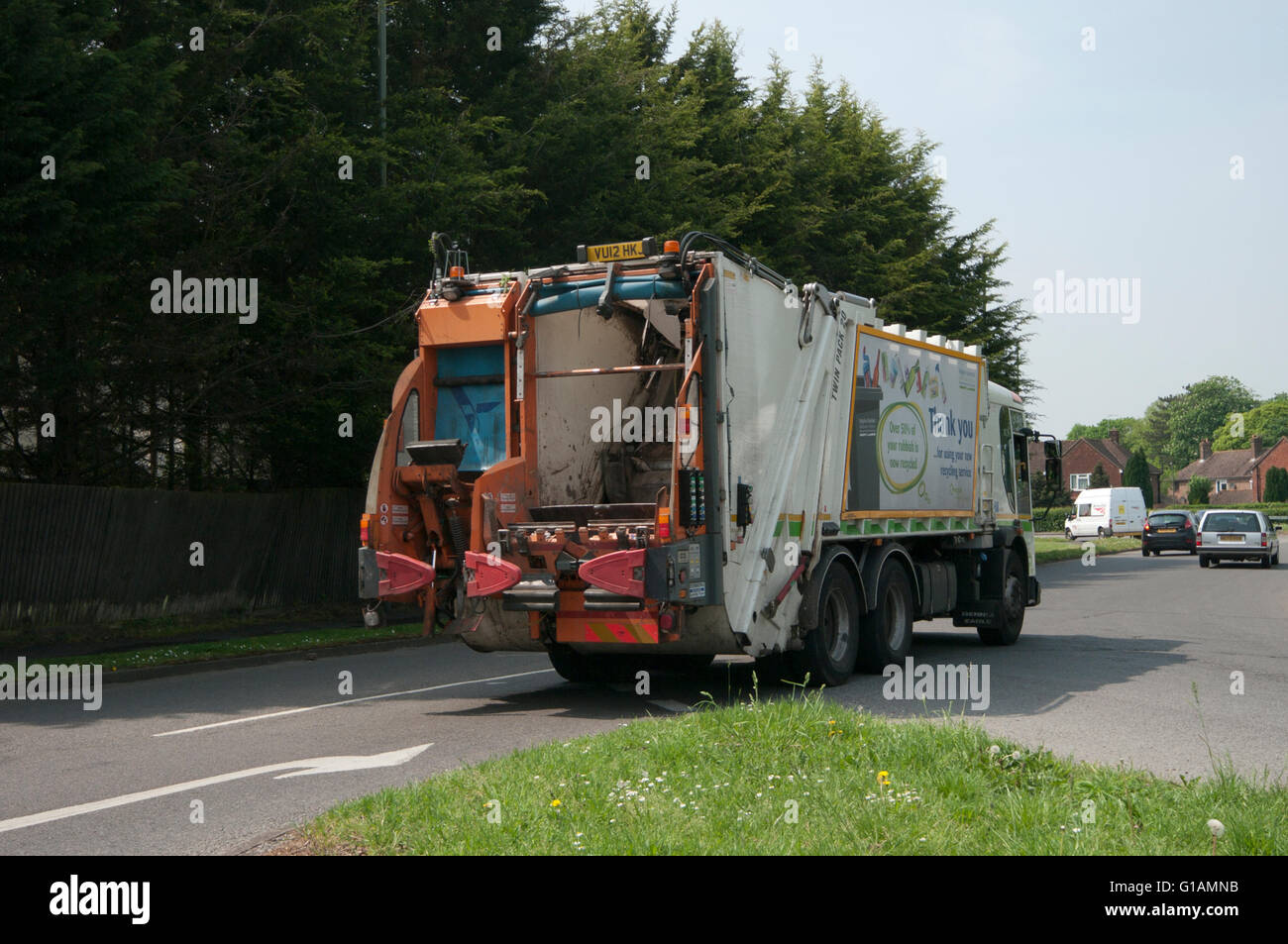 Rückansicht des einen Müllwagen Stockfoto