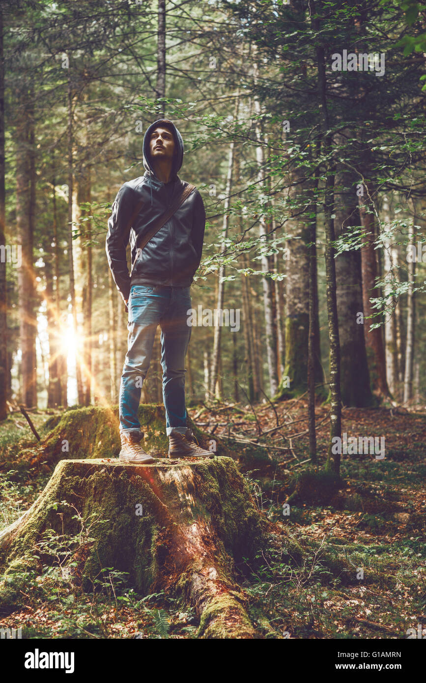 Zuversichtlich jungen Mann im Wald, Freiheit und Individualität Konzept Stockfoto
