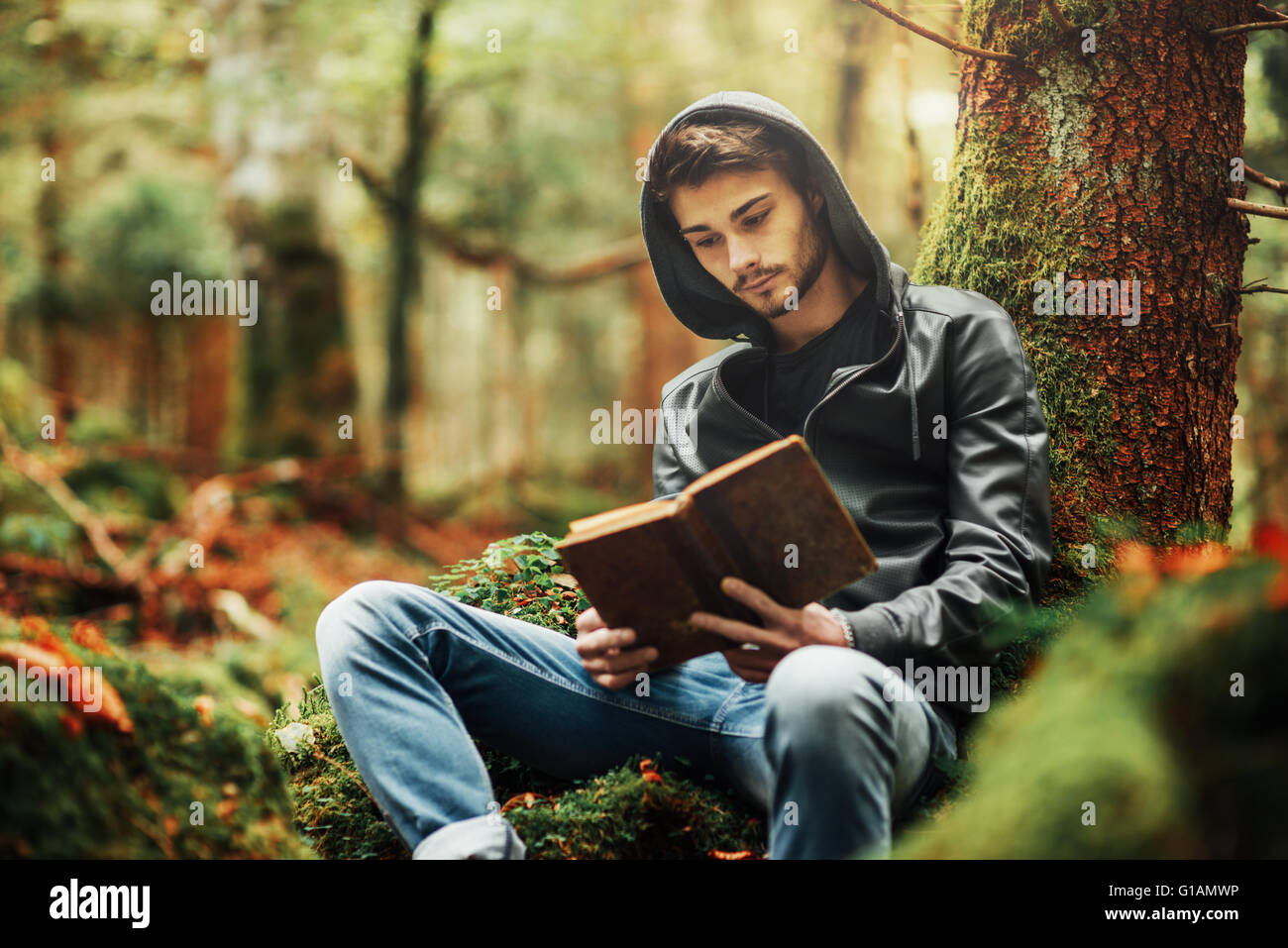 Man liest in der Natur und entspannen im Freien, Freiheit und Individualität Konzept Stockfoto