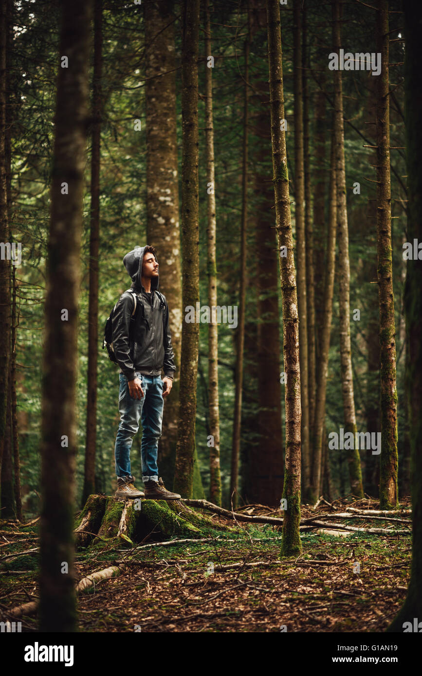 Vermummte jungen Mann im Wald stehen und erkunden, Freiheit und Natur-Konzept Stockfoto