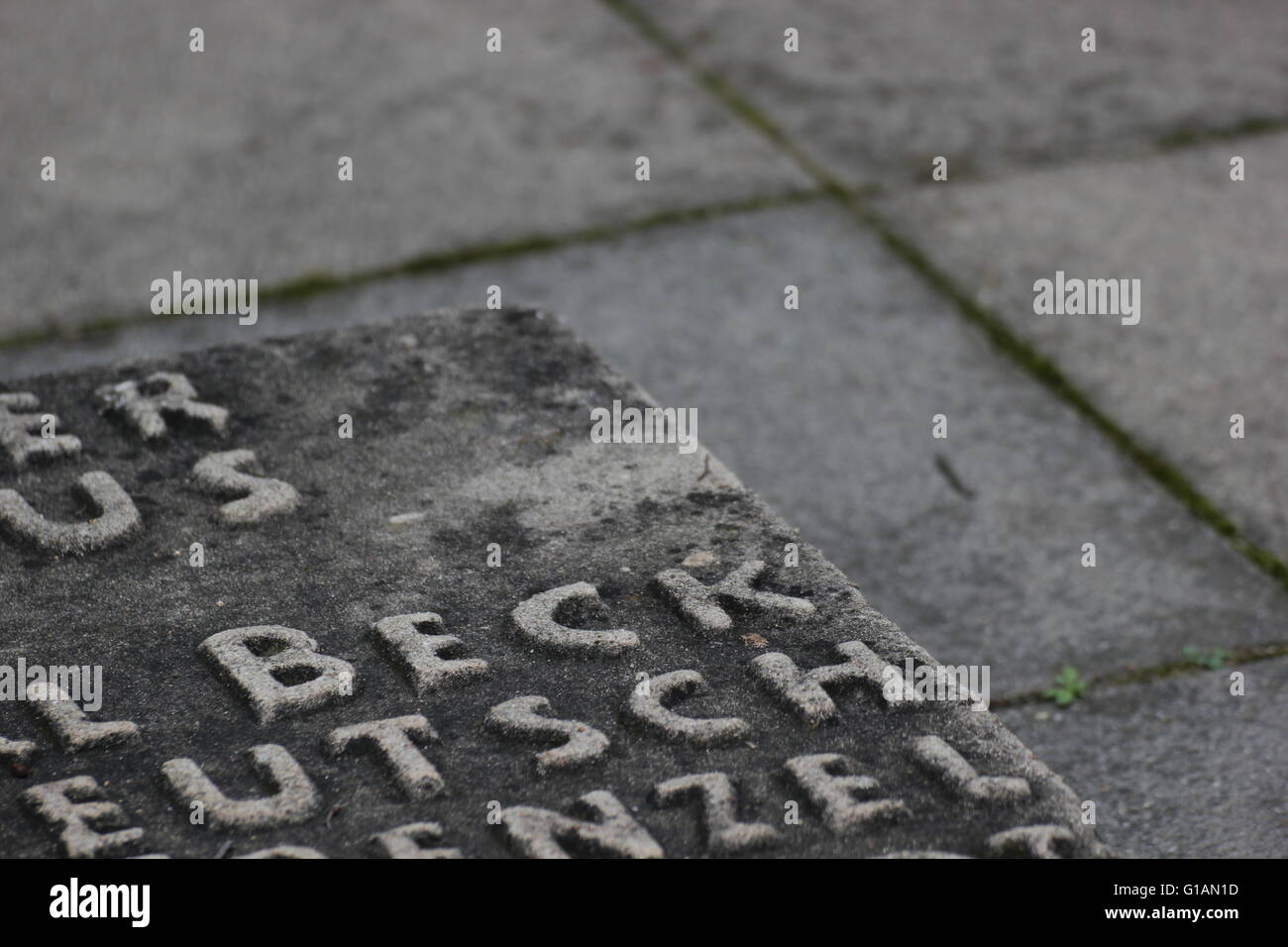 Detail der Gedenkstätte für Widerstandskämpfer gegen den Nationalsozialismus im zweiten Weltkrieg. Nicht identifizierbare Fragmente von Namen gesehen werden kann. Stockfoto