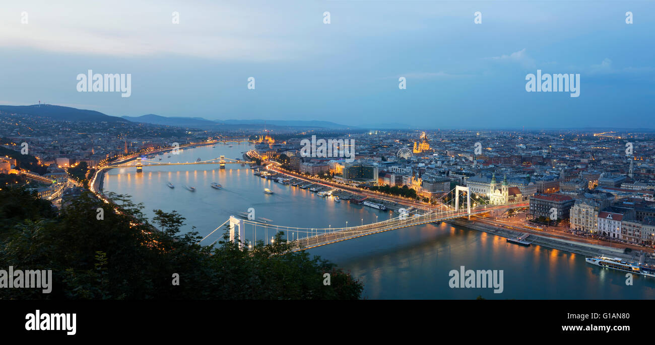 Panorama Stadtbild von Budapest bei Nacht mit Elisabethbrücke, Kettenbrücke, Parlament und St Stephen Basilika Stockfoto