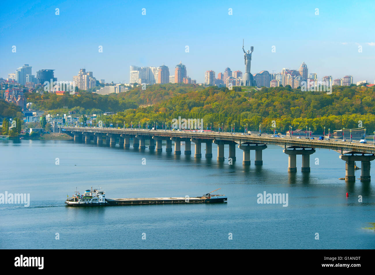 Skyline von Kiew mit Dnjepr, Paton Brücke und Mutter-Heimat-Denkmal. Ukraine Stockfoto