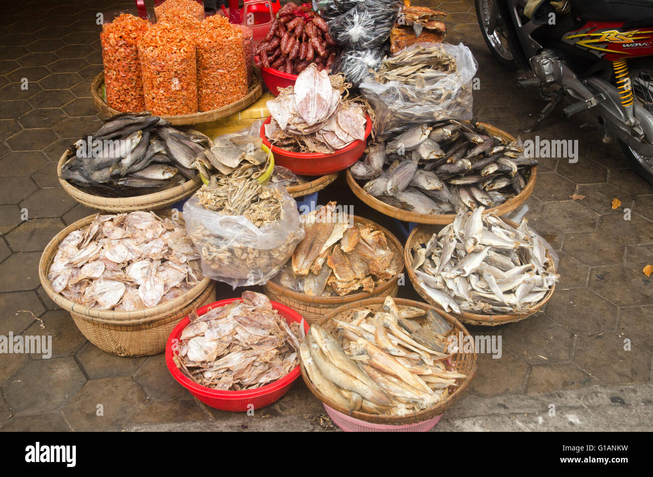 Getrockneter Fisch auf dem Display, My Tho Markt, Vietnam Stockfoto