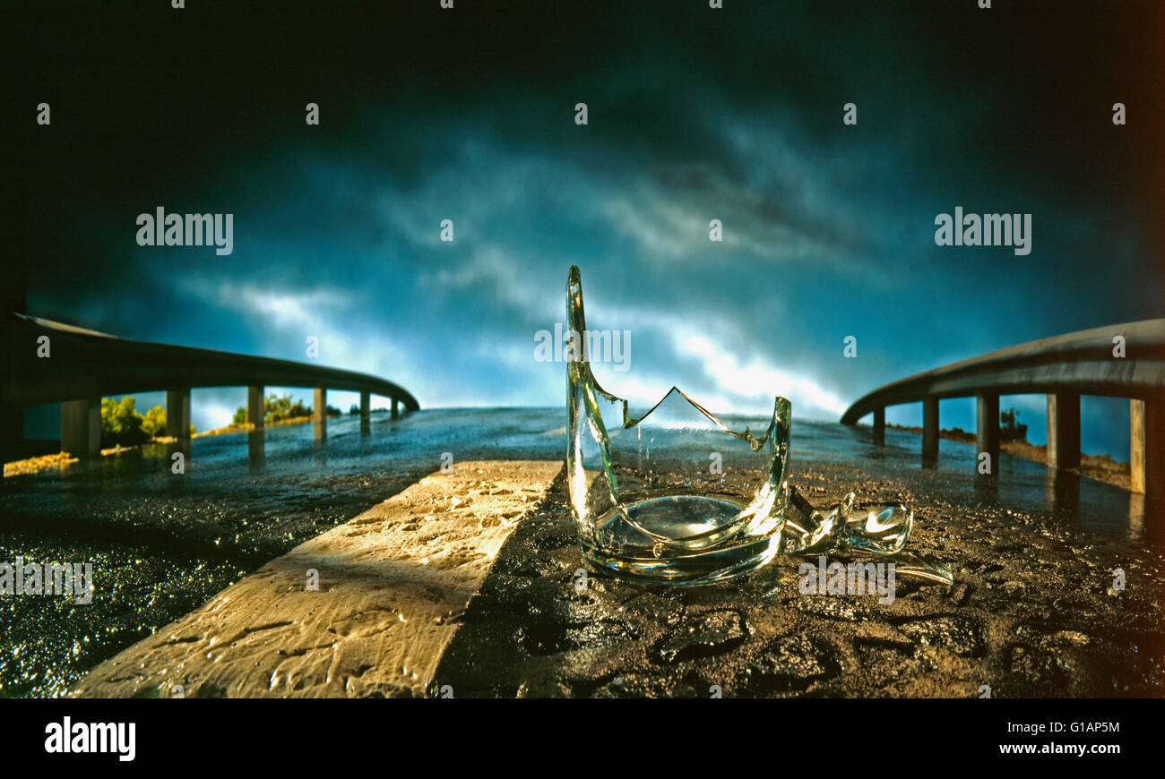 GLASSCHERBEN AUF DER STRAßE Stockfoto