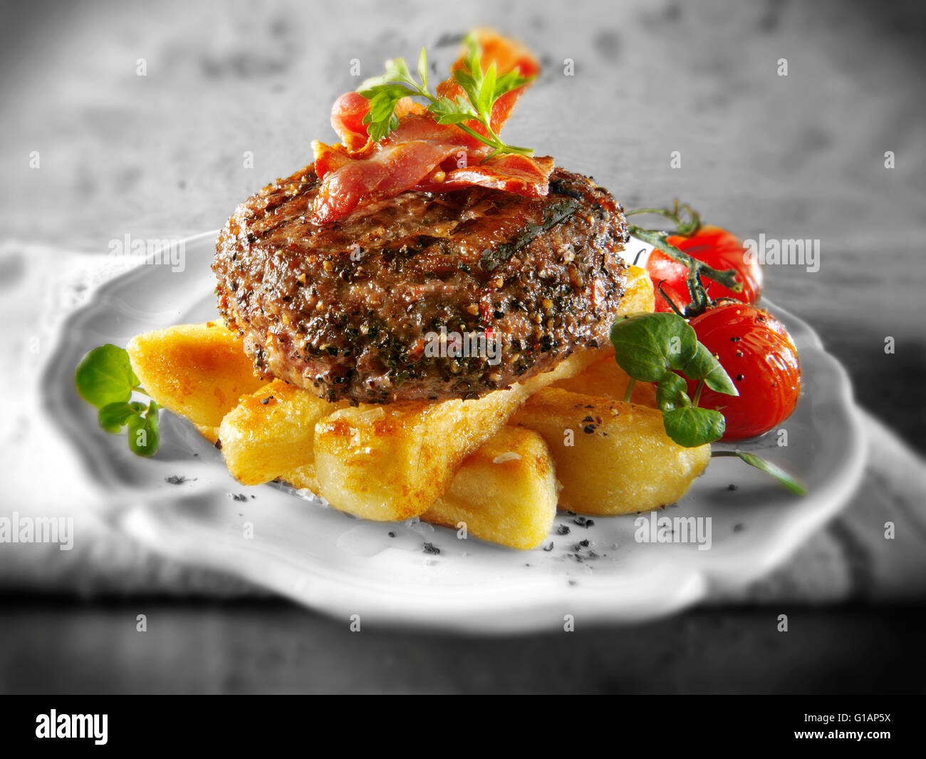 Gekochte Peppered Beef-Burger oder Hamburger mit Speck und klobige chips Stockfoto