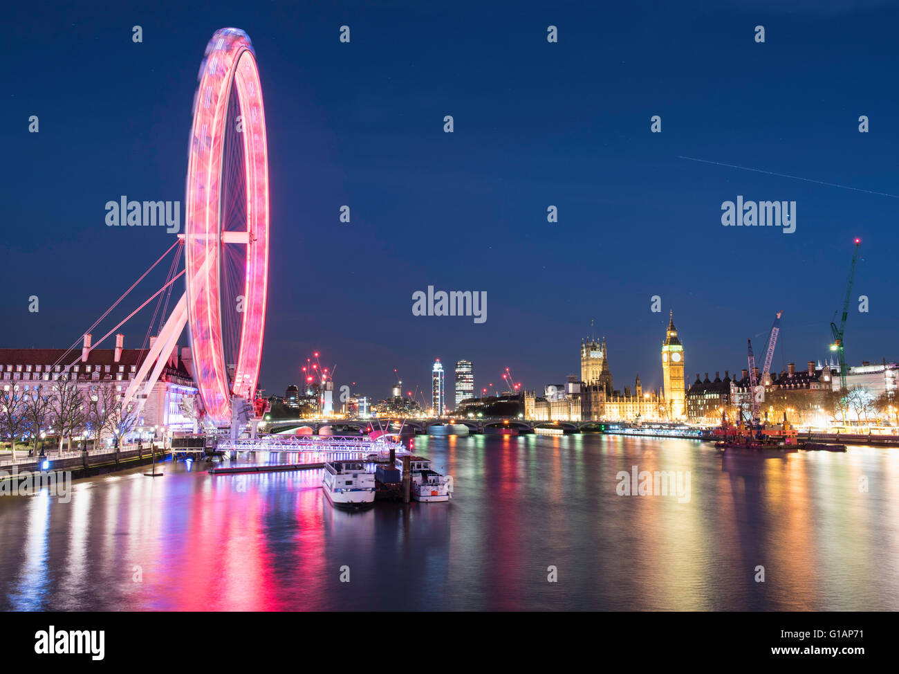 London Eye und die Houses of Parliament in der Nacht Stockfoto