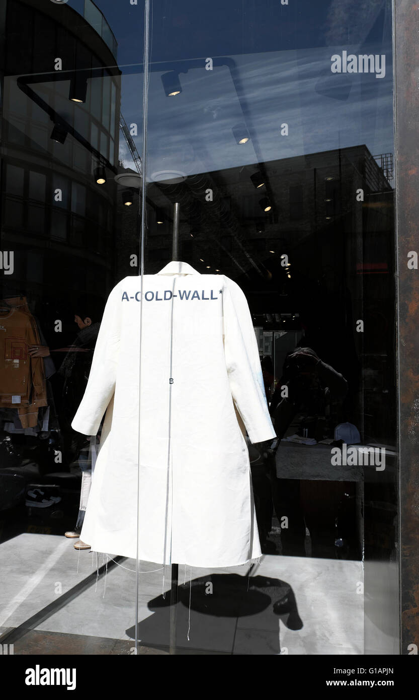 "A-Kälte-Wall" Text auf weißen Kittel Streetwear im Schaufenster Redchurch Street in Shoreditch East London UK KATHY DEWITT anzeigen Stockfoto