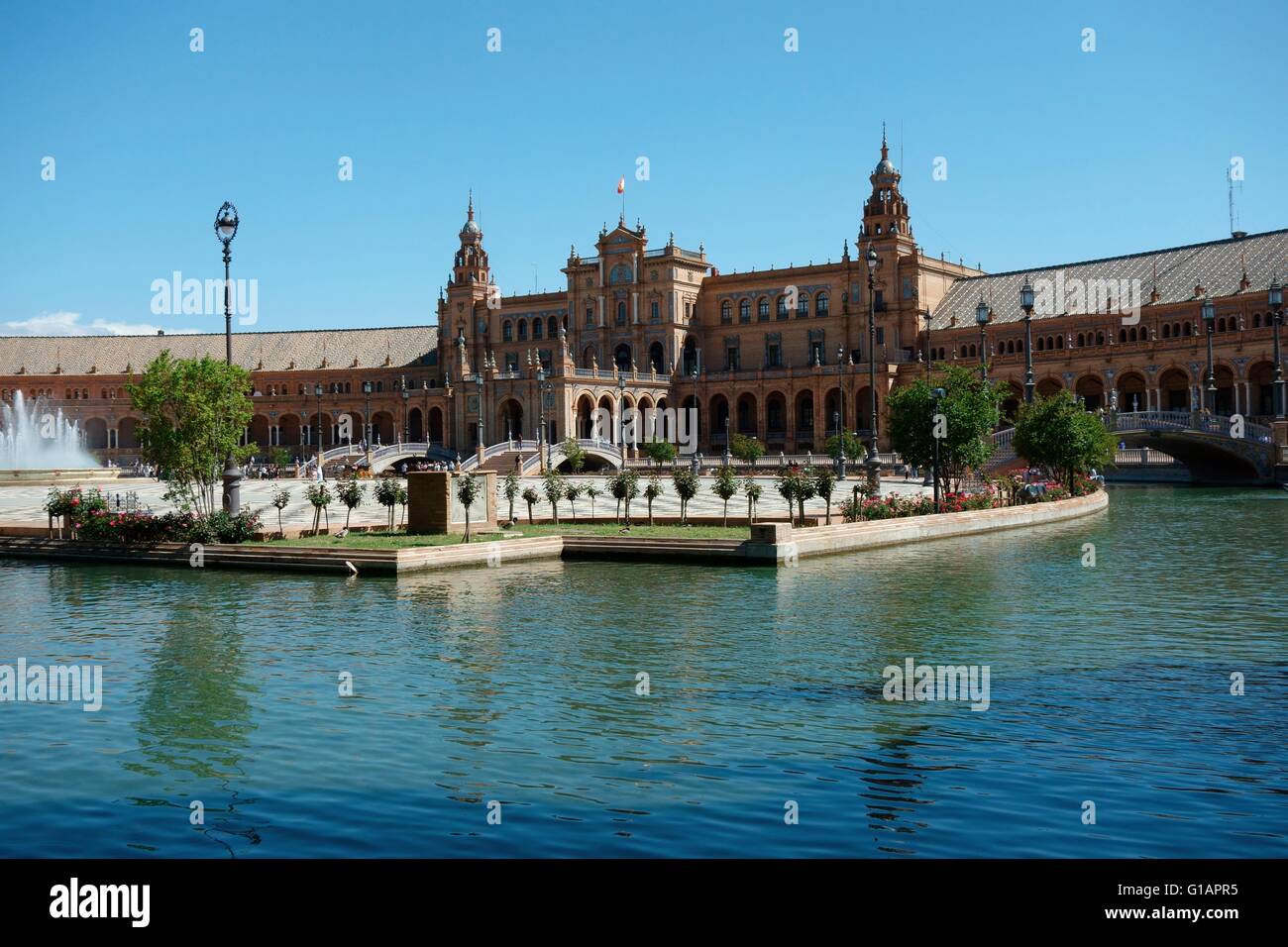 See und Brunnen vor Sevilla Plaza de Espana Stockfoto