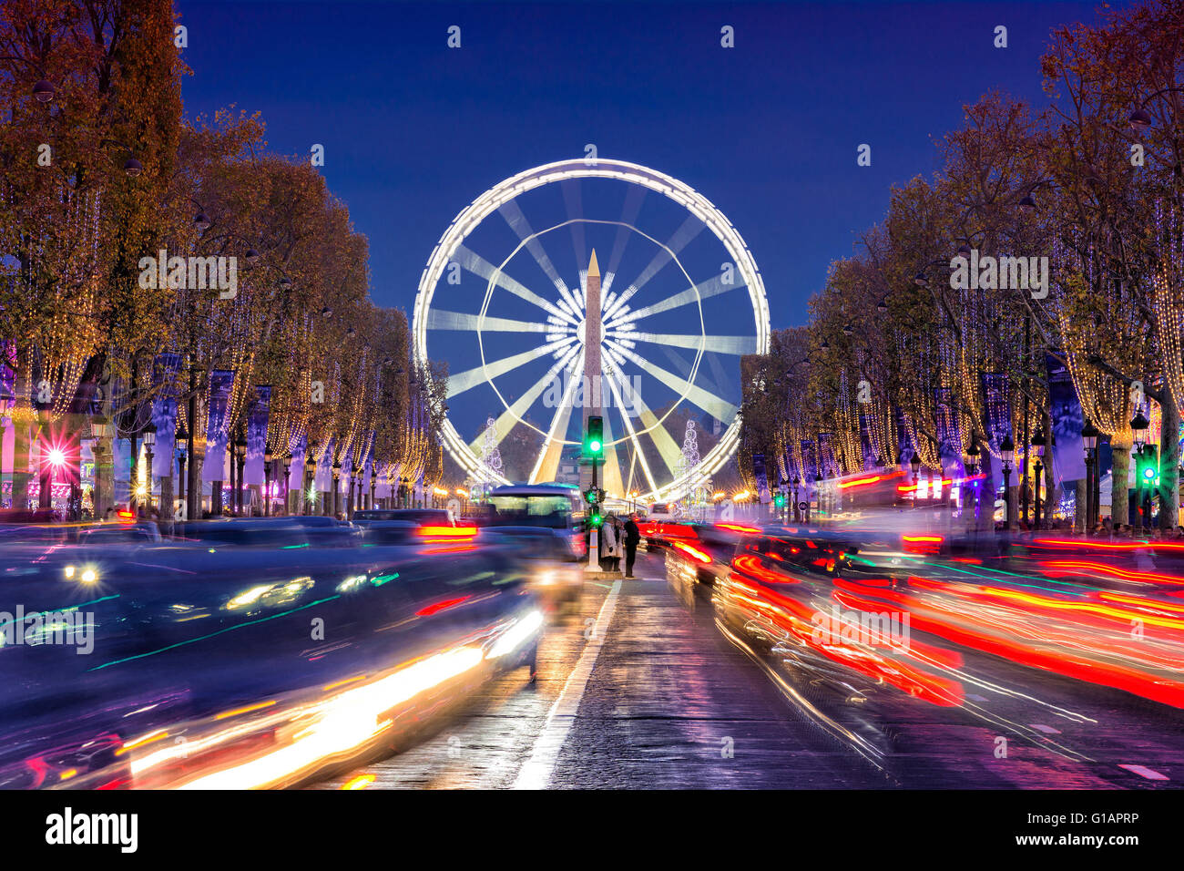 Avenue des Champs-Elysées mit Weihnachtsbeleuchtung im Vorfeld der Grande Roue (Riesenrad) in Paris, Frankreich Stockfoto