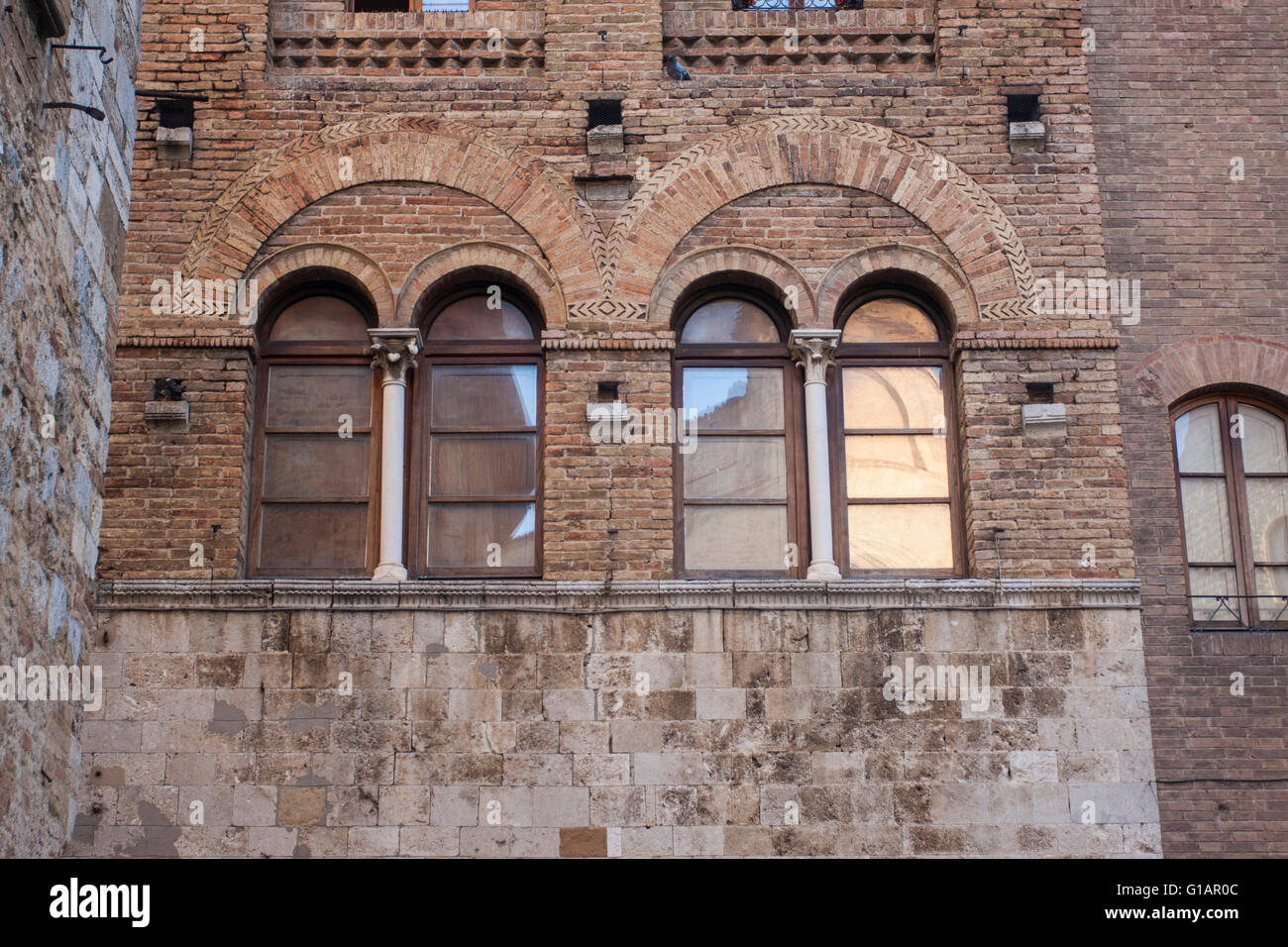 Fenster in mittelalterlichen Palast, San Gimignano Toskana Italien Stockfoto