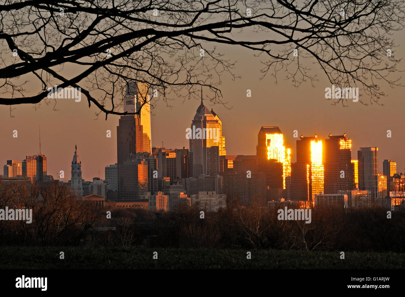 Philadelphia-Skyline von Belmont Hochebene in Fairmount Park auf einer wunderschönen Herbstnachmittag. Stockfoto