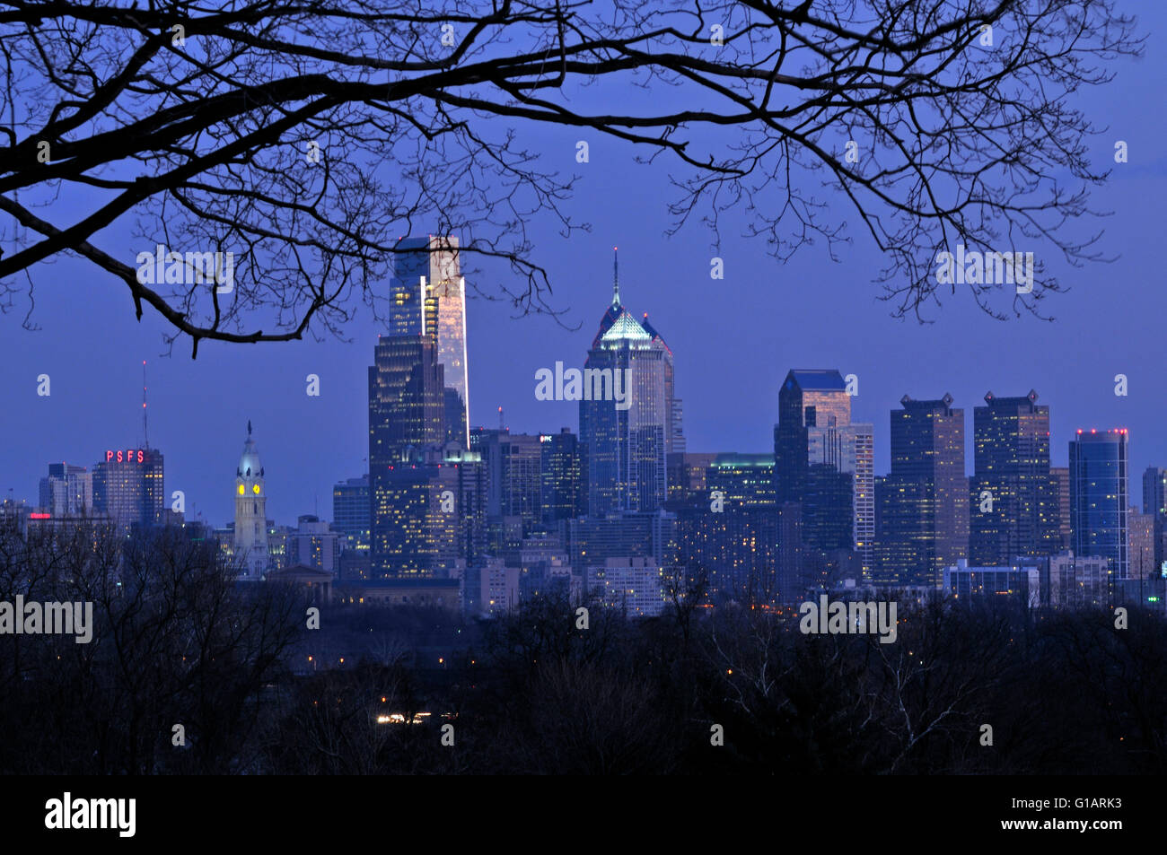 Philadelphia-Skyline von Belmont Hochebene in Fairmount Park auf einer wunderschönen Herbstnachmittag. Stockfoto