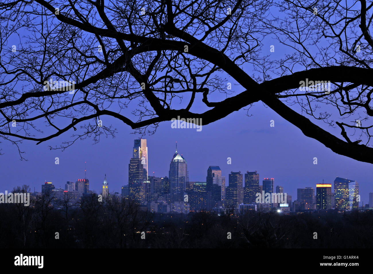 Philadelphia-Skyline von Belmont Hochebene in Fairmount Park auf einer wunderschönen Herbstnachmittag. Stockfoto
