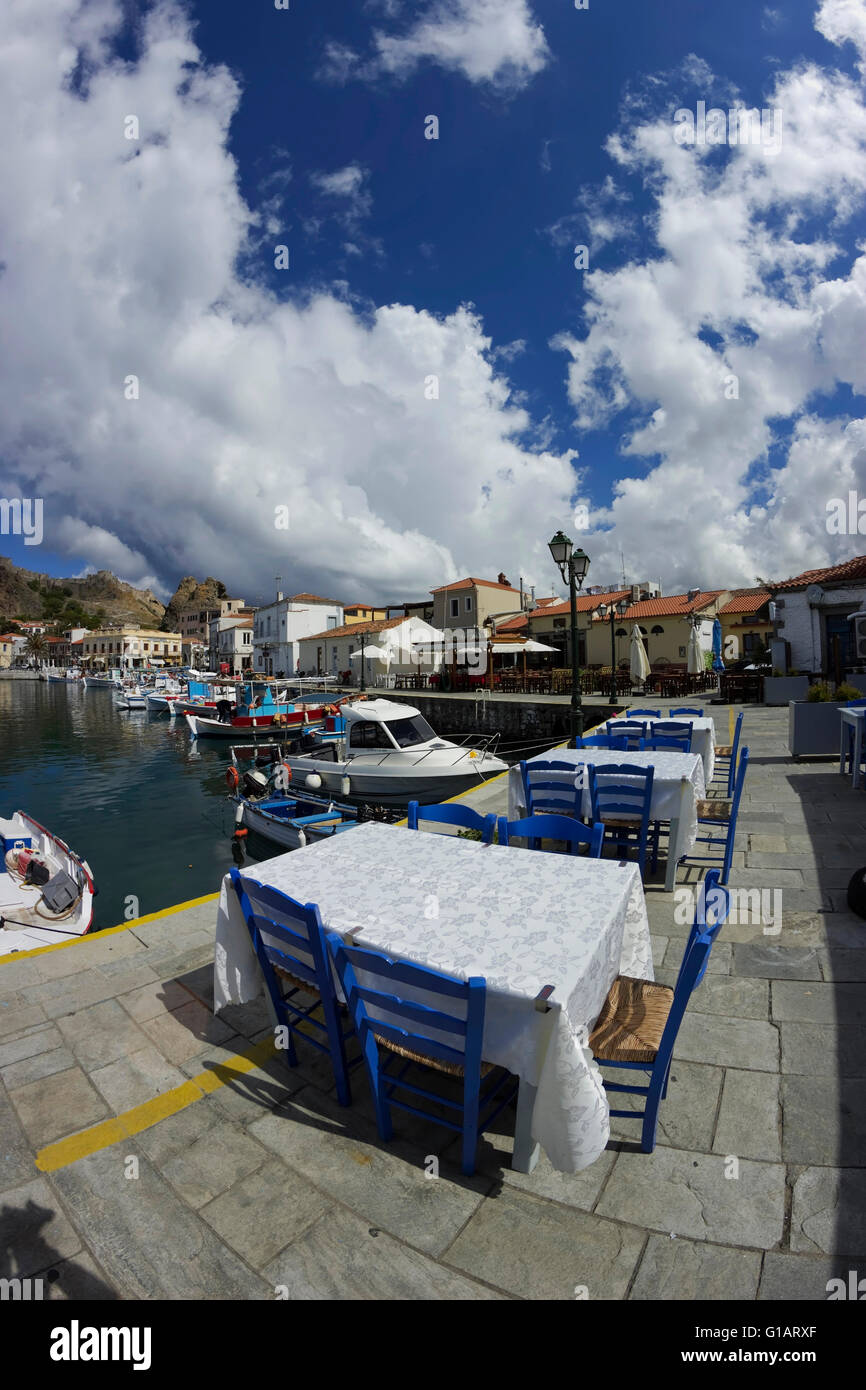 Reihe von blauen Stühlen und freie Tischtuch bedeckten Tische Myrinas malerischen Promenade Hafen. Lemnos oder Limnos, Griechenland Stockfoto