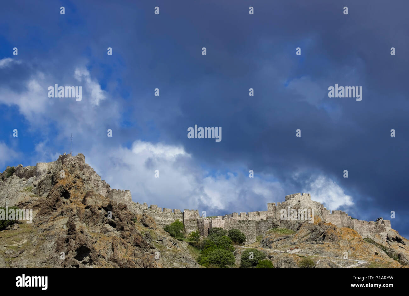 Weiten Blick auf die kürzlich renovierte Vorburg; Östlichen Tor Eingang des Myrinas Festung & dramatische stürmisches Wetter Stockfoto