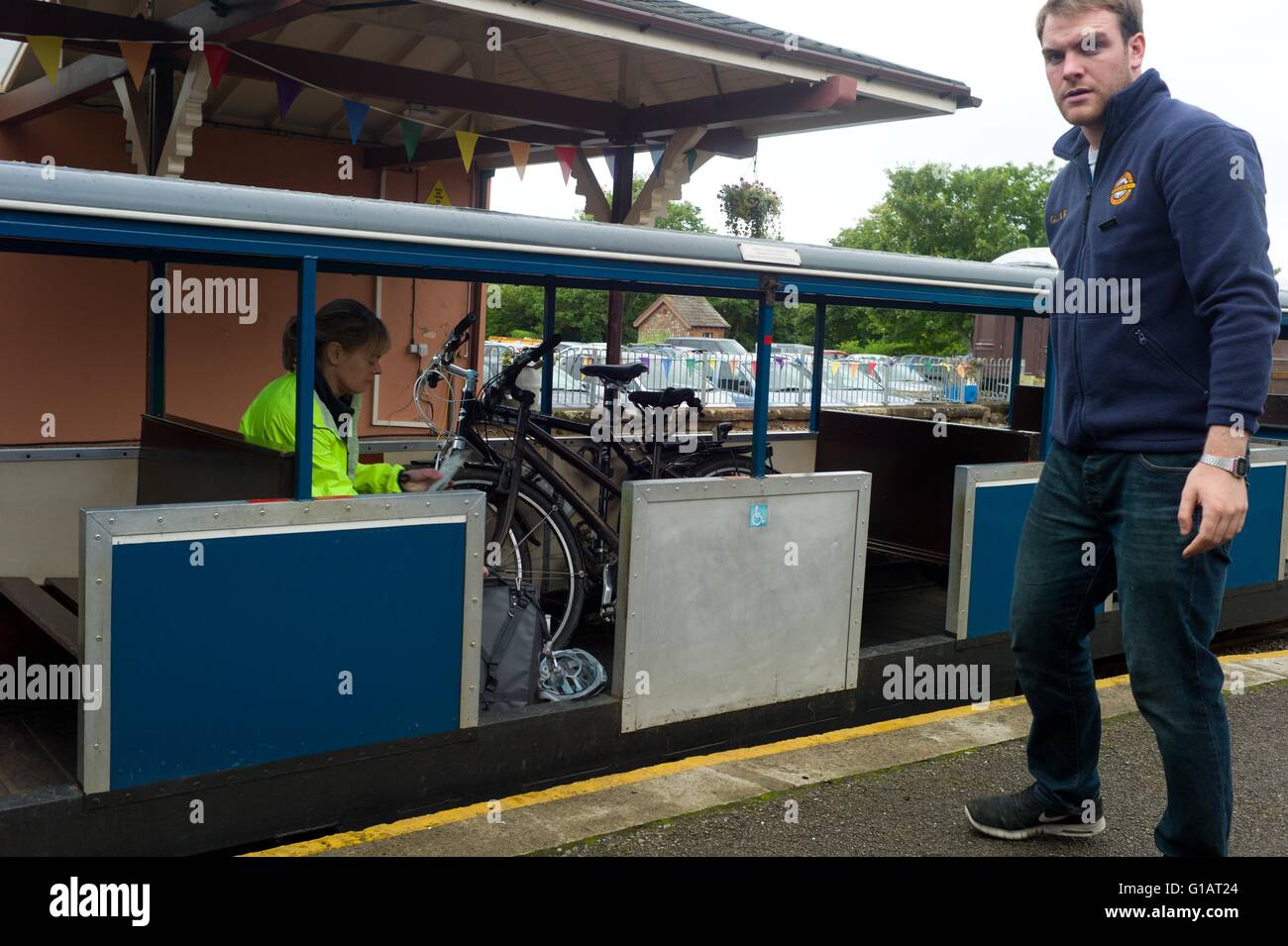 Fahrrad und Passagier auf die Ravenglass Eskdale Railway an Ravenglass Station Cumbria Stockfoto