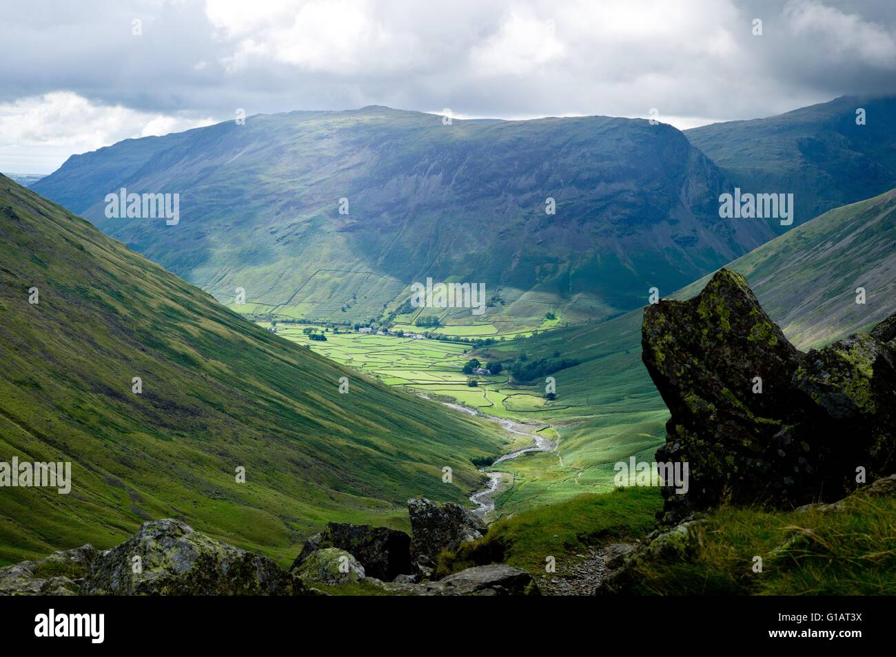 Rückblick auf Wasdale Head auf dem Weg zum Pass Tarn, Cumbria. Stockfoto