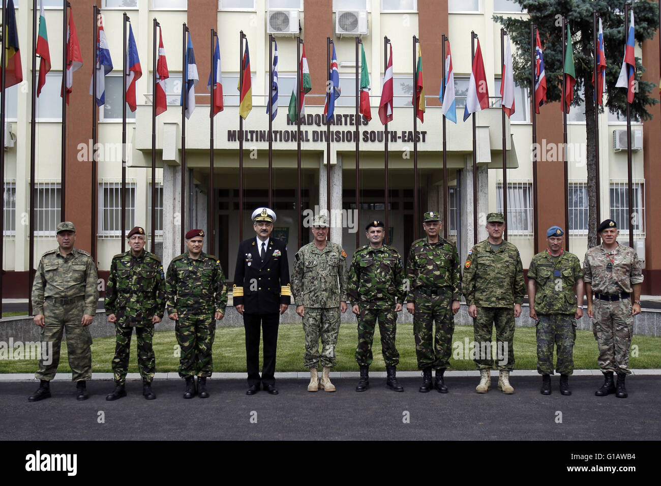 Bukarest, Rumänien. 11. Mai 2016. Mark Ferguson (5 L), Admiral der US Navy und Alliierten JFC Neapel Kommandant posiert für ein Foto der Familie in Bukarest, Rumänien, 11. Mai 2016 zu besuchen. Die NATO multinationale Division Südost (MND-SE) wurde teilweise funktionsfähig hier am Mittwoch angekündigt, das Hauptquartier der Division. © Cristian Cristel/Xinhua/Alamy Live-Nachrichten Stockfoto