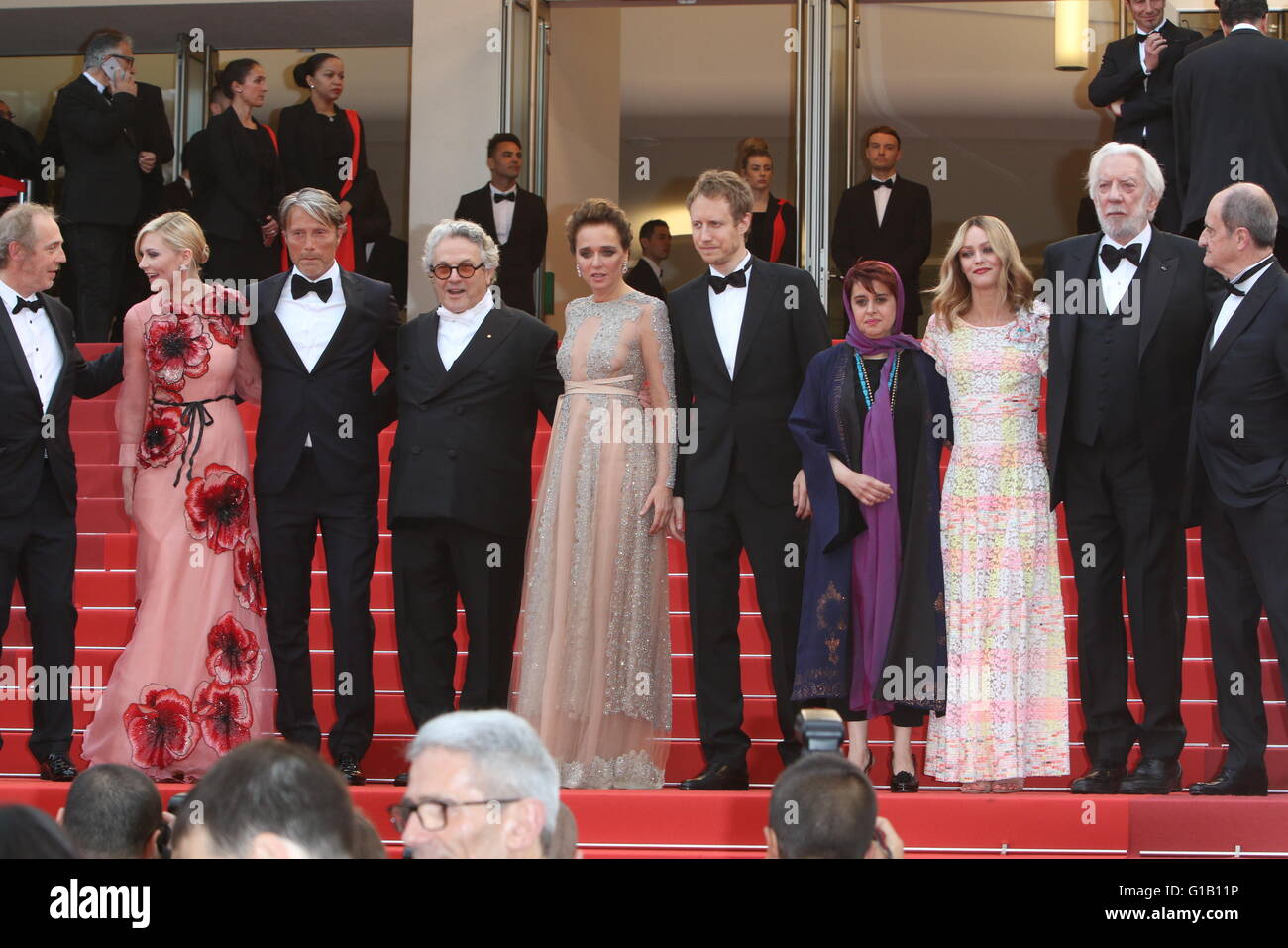 Cannes, Frankreich. 11. Mai 2016. Jury-Mitglieder Arnaud Desplechin, Kirsten Dunst, Mads Mikkelsen, Georges Mille, Valeria Golino, Laszlo Nemes, Katayoon Shahabi, Vanessa Paradis, Donald Sutherland und Präsident des Festivals Pierre Lescure besuchen die Weltpremiere des Cafe Society und Opening Night Gala der 69. jährlichen Filmfestspiele von Cannes am Palais des Festivals in Cannes, Frankreich, am 11. Mai 2016. Bildnachweis: Dpa picture Alliance/Alamy Live News Stockfoto