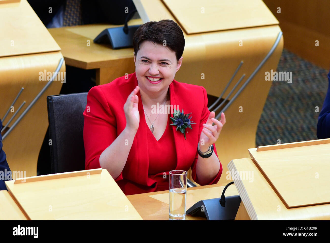 Edinburgh, Schottland, Vereinigtes Königreich, 12, Mai 2016. Schottische konservative Führer Ruth Davidson in ihren Platz auf der gegenüberliegenden Seite der Kammer des schottischen Parlaments der letzten Sitzung nach ihrer Partei immer die stärkste Opposition nach mehr als Verdoppelung der Zahl ihrer MSPs, Credit: Ken Jack / Alamy Live News Stockfoto