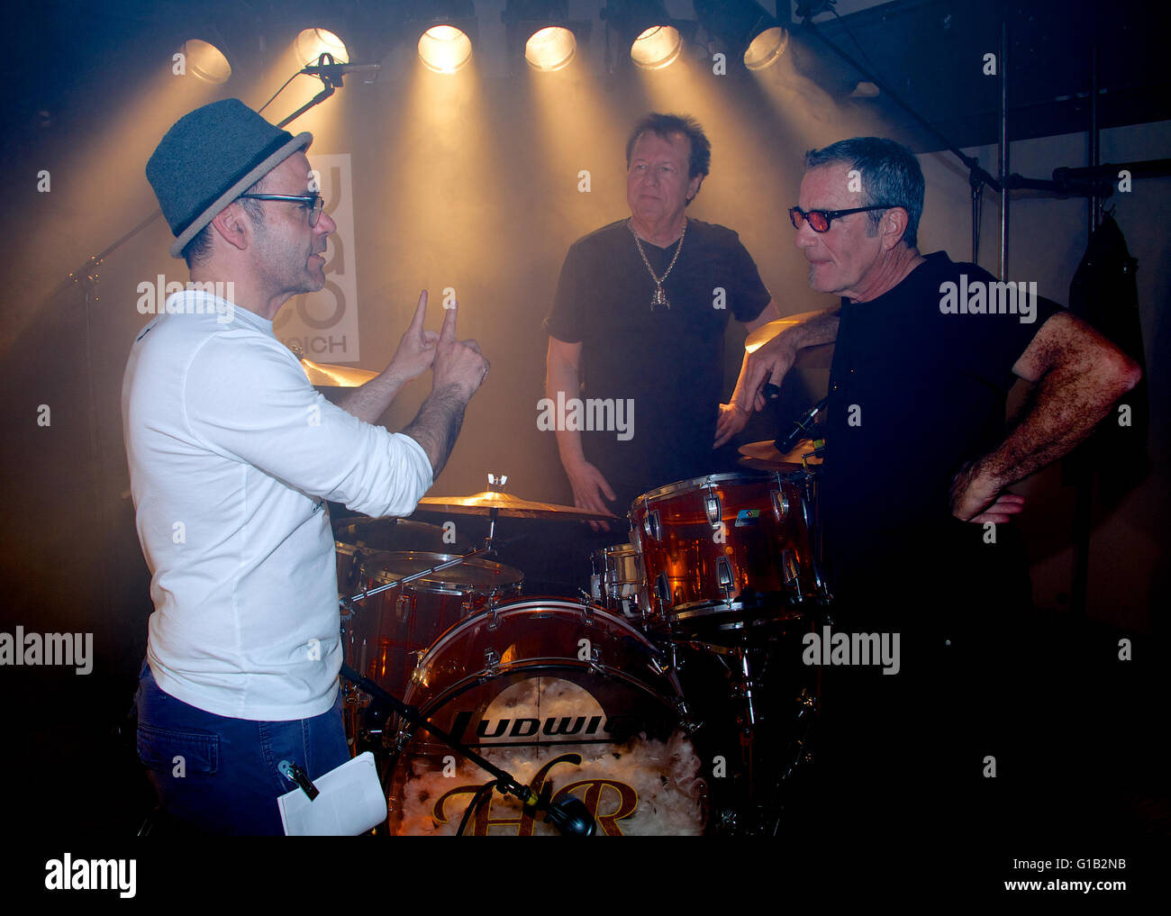 Seeshaupt, Deutschland. 7. Mai 2016. Dpa exklusiv - Tico Torres (R), Schlagzeuger der Gruppe Bon Jovi, Herman Rarebell (C), ehemaliger Schlagzeuger der Scorpions und Musikvideo und Regisseur Maik Marzuk (L) nehmen Sie Teil an einem Videodreh für Torres Mode-Kollektion "Rock Star Baby" in Seeshaupt, Deutschland, 7. Mai 2016. Hermann und Torres Havbe bekannt einander seit den 1980er Jahren, wann Bon Jovi als im Vorprogramm der deutschen Musikgruppe Scorpions durchgeführt, wenn sie auf ein vier-Monats-Konzert-Tournee ging. Foto: Ursula Düren/Dpa/Alamy Live News Stockfoto