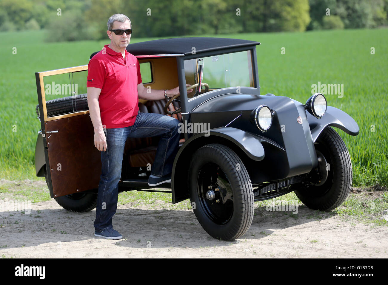 Replik des Vorkriegs-Fahrzeugs Tatra 49, made in Renovierung Unternehmen Ecorra für einen amerikanischen Besitzer, Stara Ves nad Ondrejnici, Tschechische Republik, 12. Mai 2016. (CTK Foto/Petr Sznapka) Stockfoto