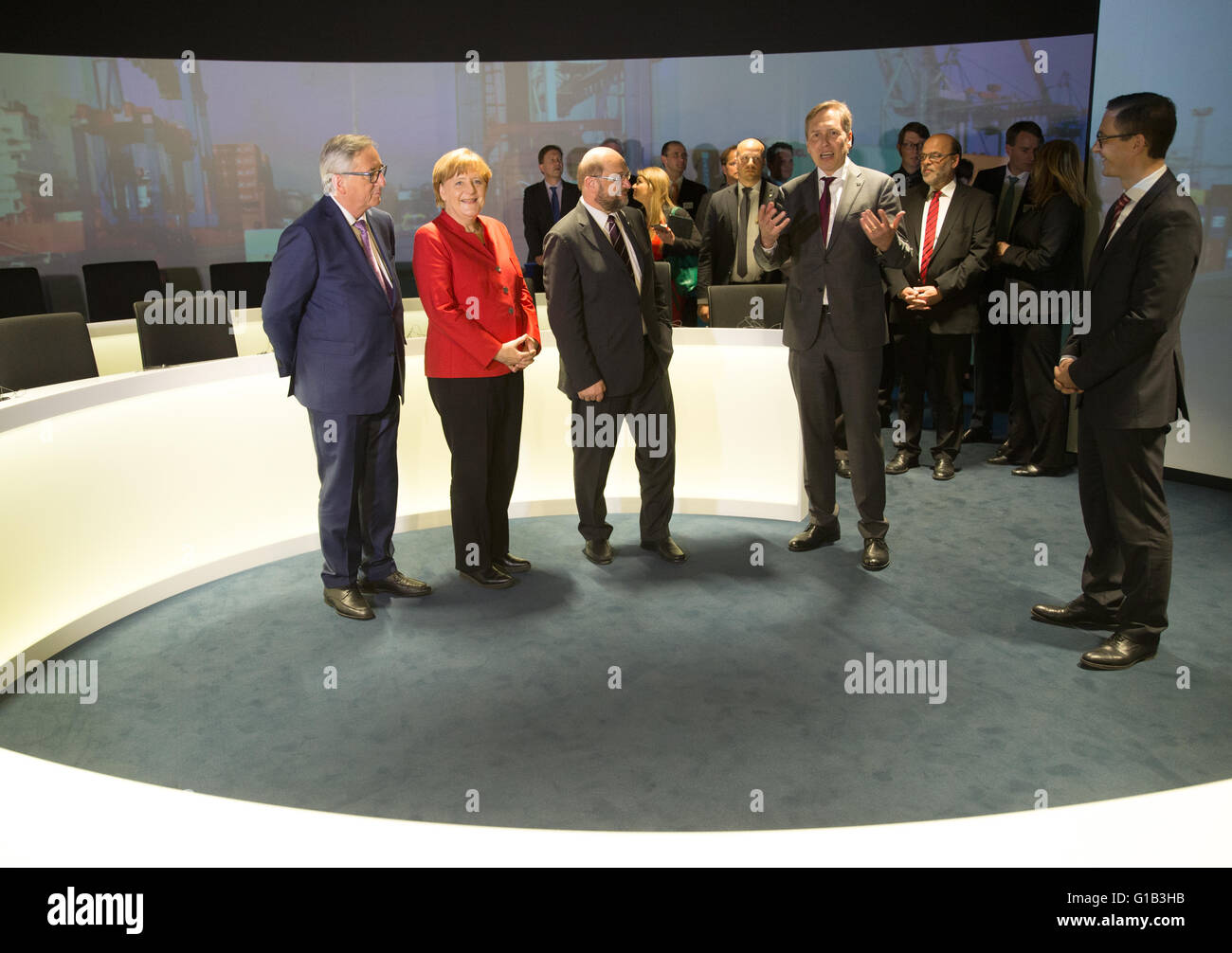 Bundeskanzlerin Angela Merkel, Präsident der European Parliament Martin Schulz (R) und Präsident der Europäischen Kommission Jean-Claude Juncker eröffnen die Ausstellung "Europa 360 Grad: erleben Sie erneut die Europäische Union am Brandenburger Tor" in Berlin, Deutschland, 12. Mai 2016. Die Ausstellung bietet einen direkten Blick in die Arbeit und Geschichte der Europäischen Union und der Alltag in anderen EU-Ländern. Frank Piplat (4.f.L.) Direktor der Informationsstand im Europäischen Parlament hält eine Rede bei der Richard Kuehnel (R), Leiter der Vertretung der Europäischen Kommission in Deutschland, lis Stockfoto