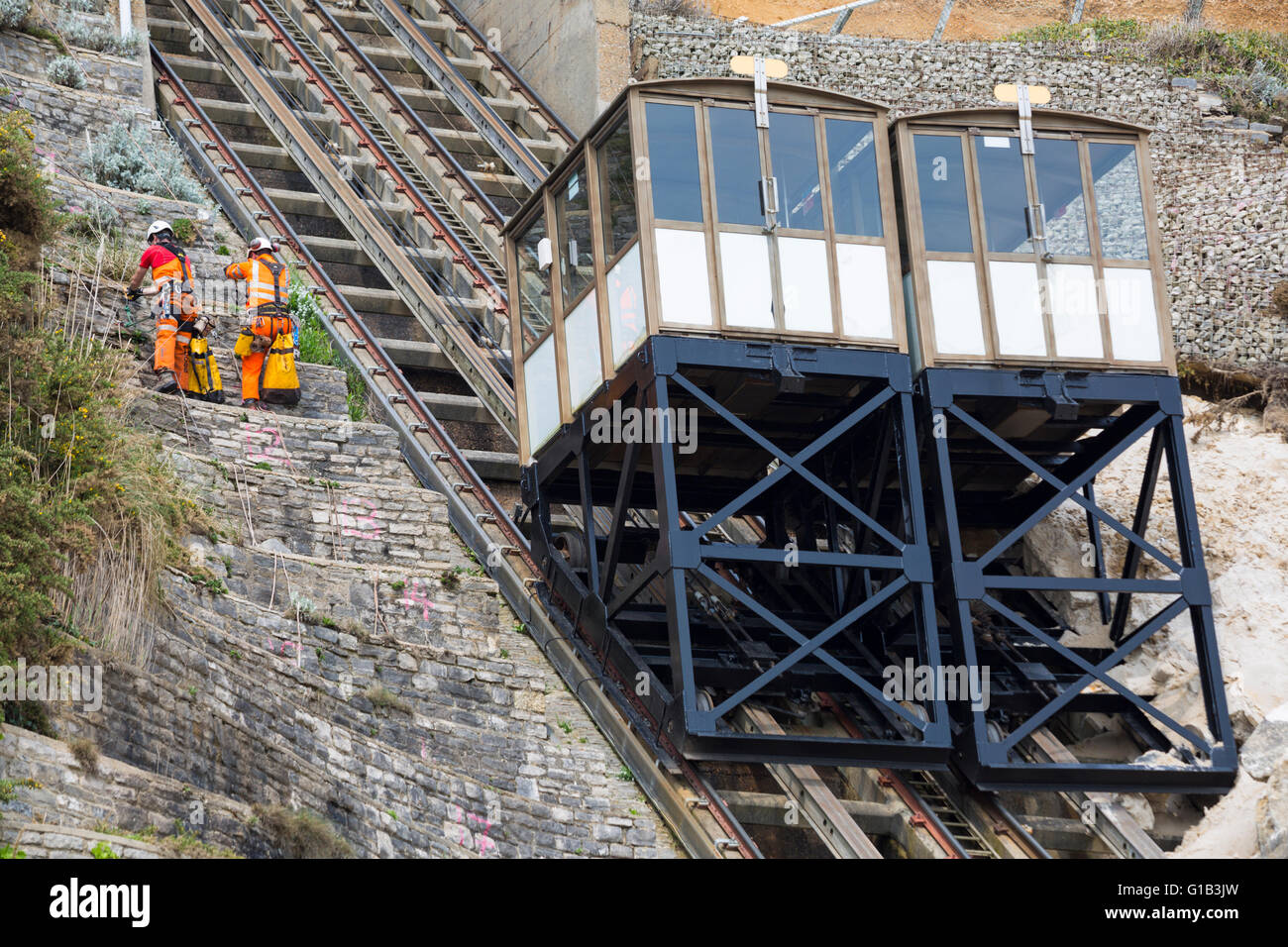 Bournemouth, Dorset, Großbritannien 12. Mai 2016. Arbeit beginnt, klar die Nachwirkungen des Bergsturzes am East Cliff, die am 24. April geschah Sanitärgebäude zu zerstören und Aufzüge zu beschädigen. Ein Abseilen Teamarbeit der Edwardian Standseilbahn heben, sichern, die durch herabfallende Trümmer nach dem Erdrutsch betroffen war Stockfoto