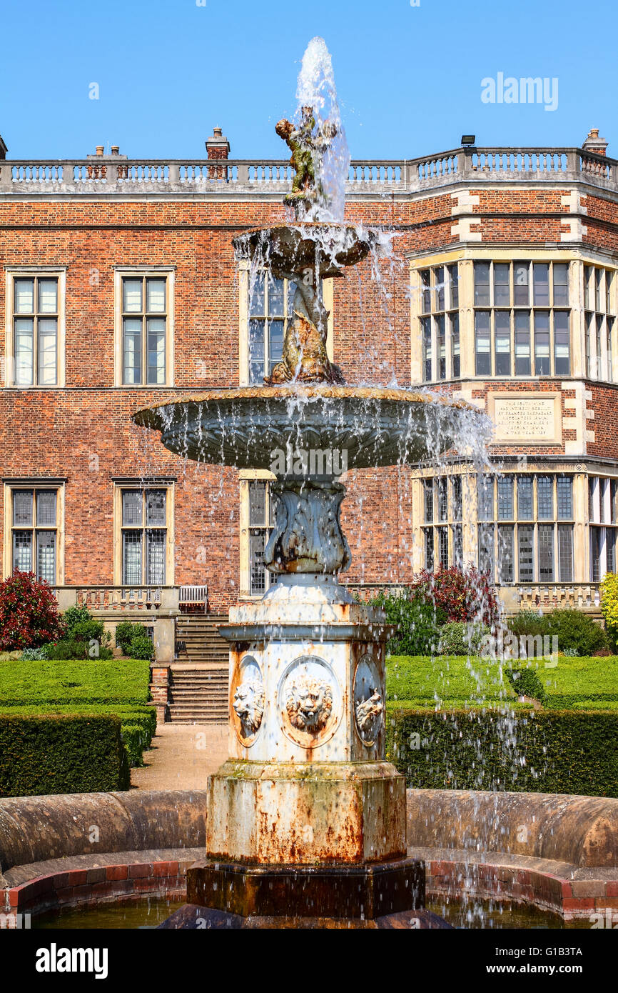 Leeds, UK. 12. Mai 2016. Mit Temperaturen zurück in den 20 Temple Newsam in Leeds hatte es funktioniert Denkmalgeschützte Brunnen machen das Herrenhaus spektakulär aussehen, Mansion House ist ein Gebäude im Tudor-jakobinischen Stil und und befindet sich in 1500 Hektar großen Parklandschaft, die von Capabillity Brown angelegt war. Aufgenommen am 12. Mai 2016 in Leeds, West Yorkshire. Bildnachweis: Andrew Gardner/Alamy Live-Nachrichten Stockfoto