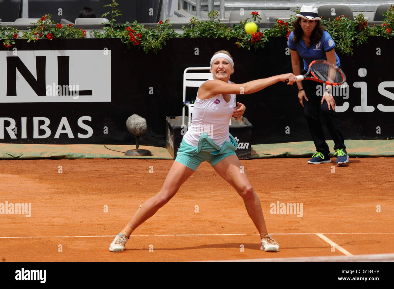 Rom, Italien. 12. Mai 2016. BNL d ' Italia-Tennis-Turnier. Carla Suarez NAVARRO (ESP) vs. Timea BACSINSZKY (SUI). Timea BACSINSZKY in Aktion © Action Plus Sport/Alamy Live News Stockfoto