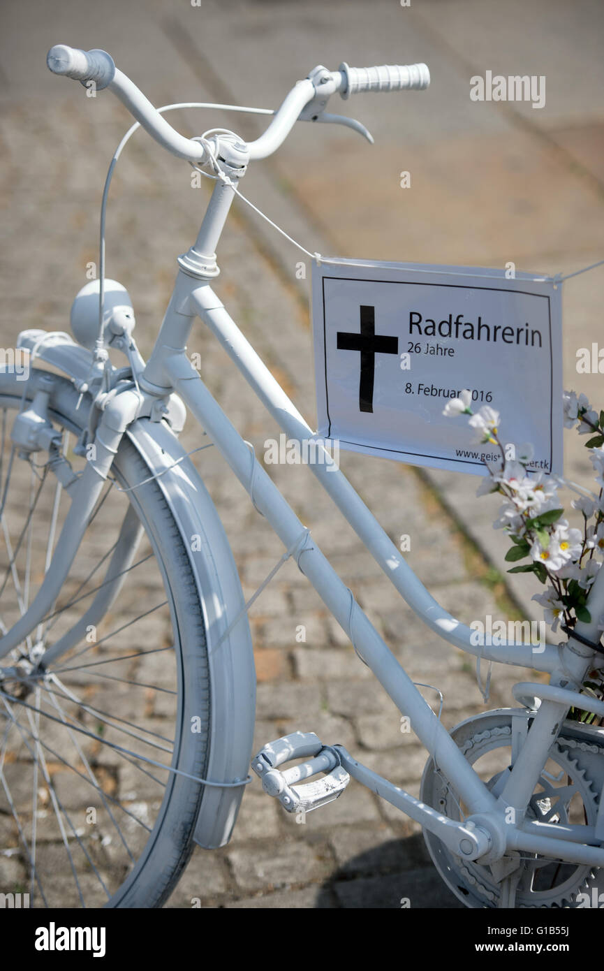 Dresden, Deutschland. 12. Mai 2016. Ein weißes Fahrrad geschrieben mit  "Radfahrer, 26 Jahre alt, 8. Februar 2016" steht durch ein Straßenschild an  der Ecke Bautzner / Rothemburger Straße in Dresden, Deutschland, 12.