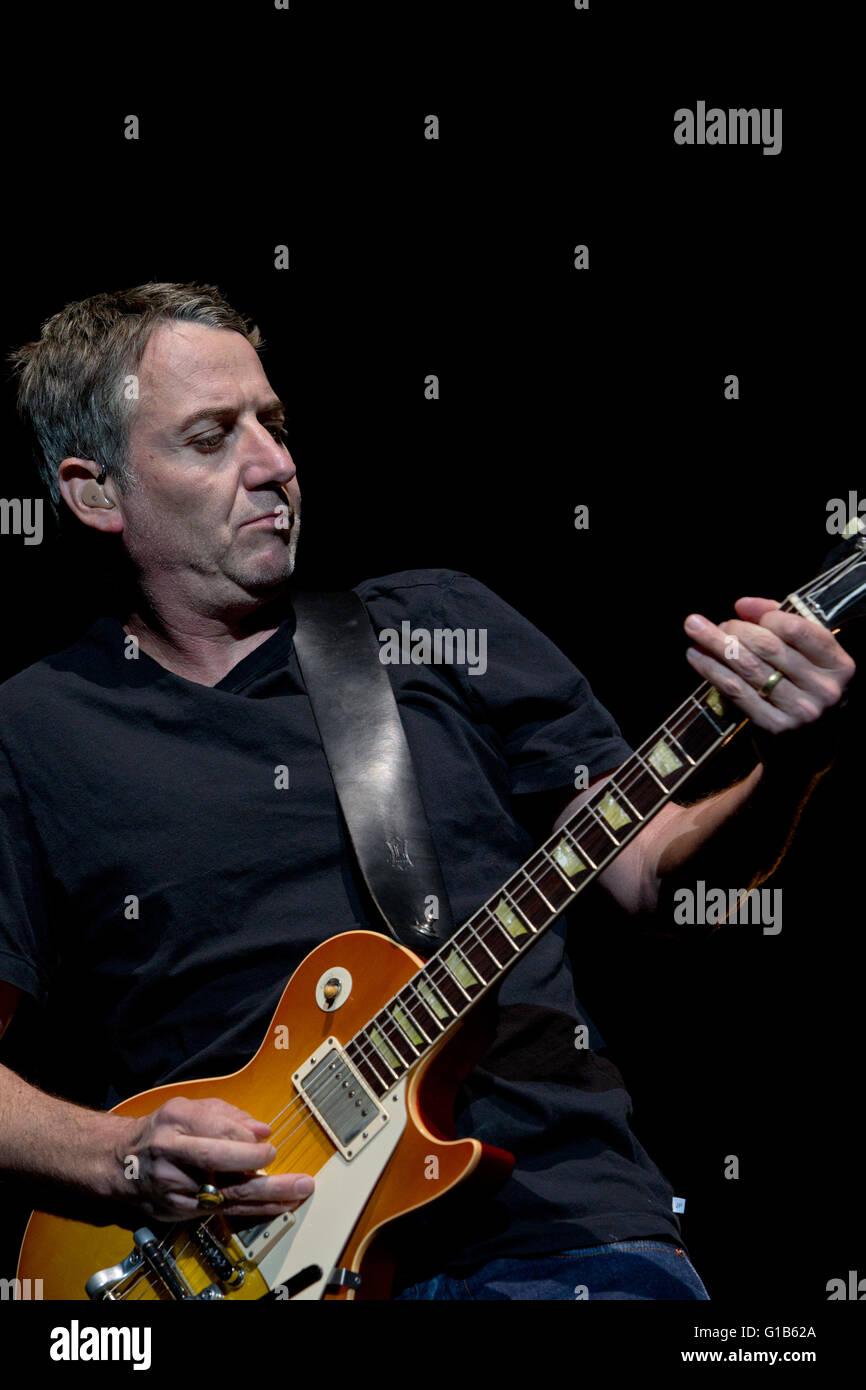 Gitarrist Stone Gossard von Pearl Jam tritt im Air Canada Centre, Toronto, auf Stockfoto