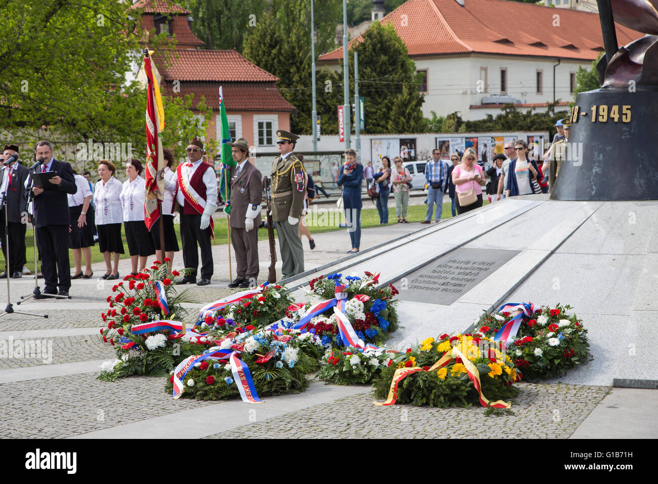 Prag, Tschechische Republik. 8. Mai 2016. Blumenkränze vor dem Denkmal der zweite Widerstandsbewegung, in Mala Strana, während einer Feierstunde am Tag der Befreiung. Die Termine auf dem Denkmal sind "1938-1945', da ein Teil dann Tschechoslowakei wurden von den Nazis 1938, ein Jahr vor Beginn des zweiten Weltkrieges wegen der berüchtigten Münchner Abkommen beigefügt. © Piero Castellano/Pacific Press/Alamy Live-Nachrichten Stockfoto