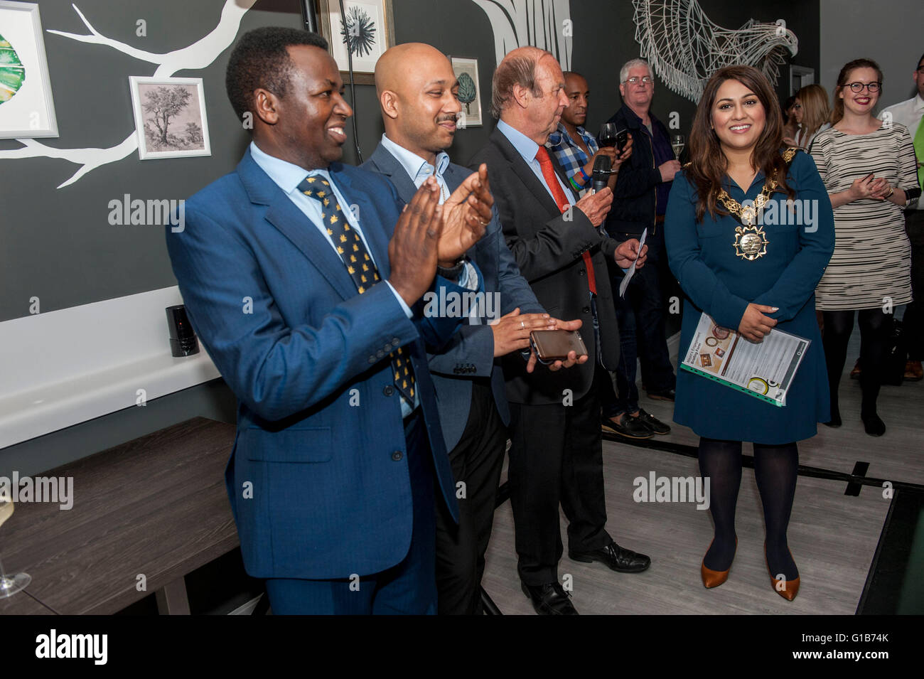 London, UK. 12. Mai 2016. neuer Bürgermeister von Camden Nadia Shah. Öffnen eine neue Bar und Restaurant Savanne 81-103 Euston Street, London NW1 2EZ nr Wesley Hotel. Bildnachweis: roger Parkes/Alamy Live-Nachrichten Stockfoto