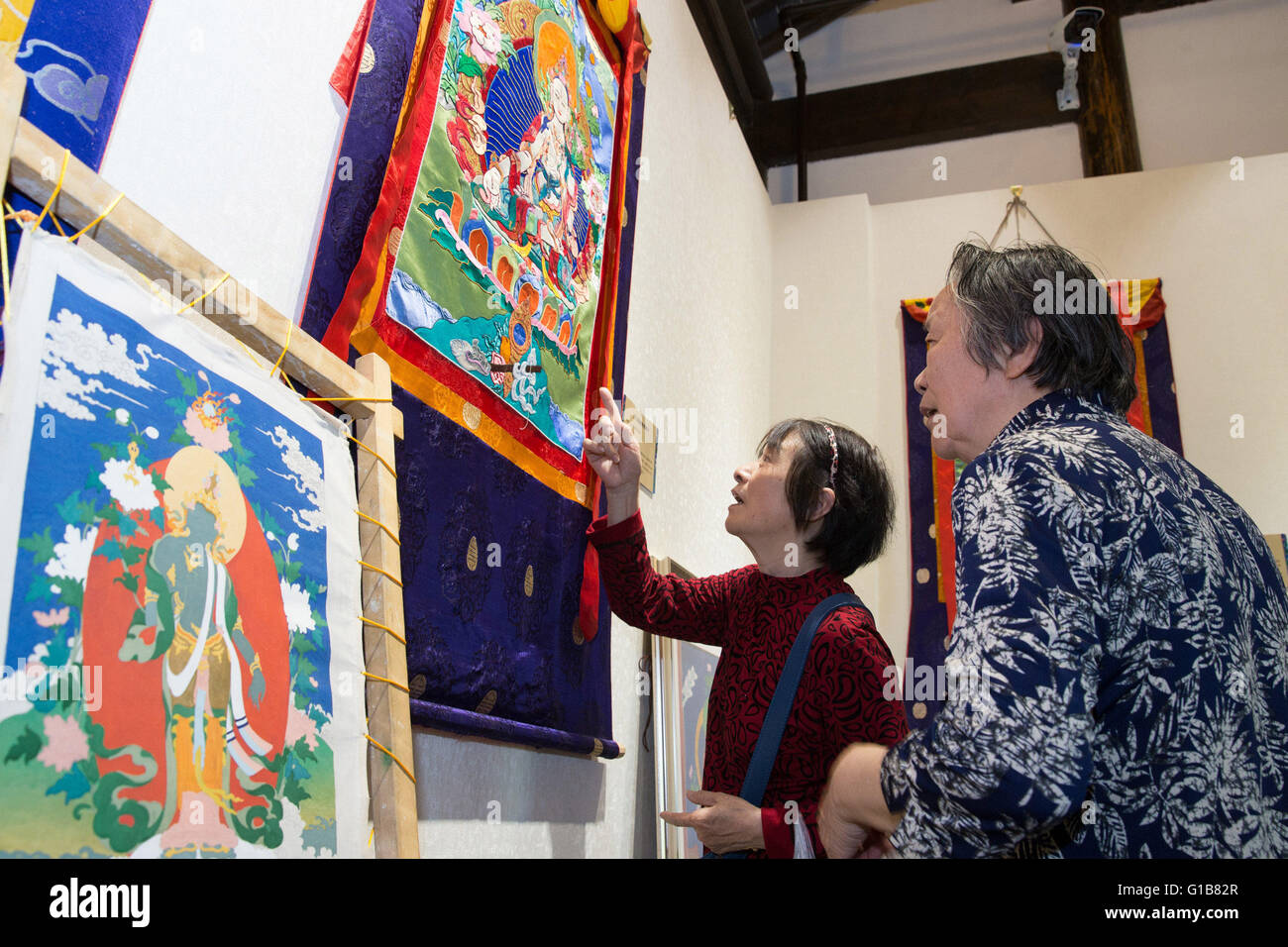 Nanjing, Nanjing, CHN. 12. Mai 2016. Nanjing, China - 12. Mai 2016: (Nur zur redaktionellen Verwendung. Thangka Ausstellung CHINA heraus) von Gongka County Mozhu Yibet in Nanjing den Yu-Garten. Ein Thangka Dinkel verschiedentlich als Tangka, Thanka oder Tanka (Nepali Aussprache: [? t?? eine? ka]; Tibetisch:???; Nepal Bhasa:???) ist ein tibetisch-buddhistischen auf Baumwolle oder Seide Appliqu¨¦ malen in der Regel mit einer buddhistischen Gottheit, Szene oder Mandala. Thangkas sind traditionell gehalten ungerahmt und gerollt, wenn nicht auf dem Display, montiert auf eine Sicherung etwas im Stil der chinesischen Rollbilder, mit einem weiteren Seide Textile Abdeckung Stockfoto