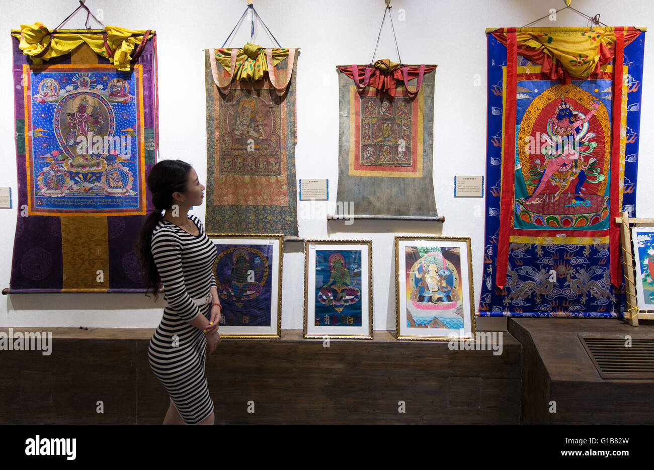 Nanjing, Nanjing, CHN. 12. Mai 2016. Nanjing, China - 12. Mai 2016: (Nur zur redaktionellen Verwendung. Thangka Ausstellung CHINA heraus) von Gongka County Mozhu Yibet in Nanjing den Yu-Garten. Ein Thangka Dinkel verschiedentlich als Tangka, Thanka oder Tanka (Nepali Aussprache: [? t?? eine? ka]; Tibetisch:???; Nepal Bhasa:???) ist ein tibetisch-buddhistischen auf Baumwolle oder Seide Appliqu¨¦ malen in der Regel mit einer buddhistischen Gottheit, Szene oder Mandala. Thangkas sind traditionell gehalten ungerahmt und gerollt, wenn nicht auf dem Display, montiert auf eine Sicherung etwas im Stil der chinesischen Rollbilder, mit einem weiteren Seide Textile Abdeckung Stockfoto