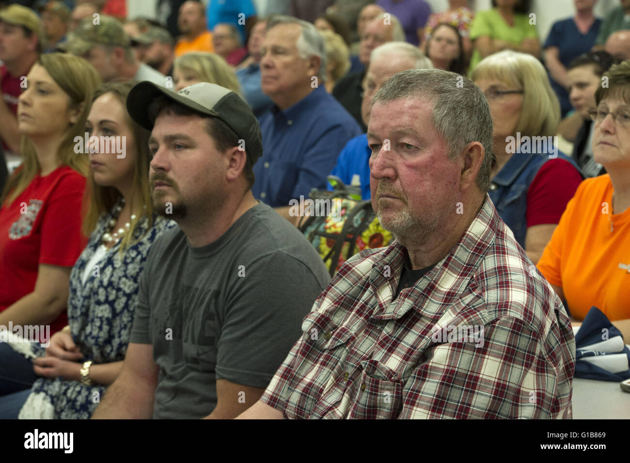 Blue Ridge, Georgia, USA. 12. Mai 2016. Mehr als 500 Einwohner Fanin County, Georgia und drängten sich in einer Highschool Cafeteria und einem Gymnasium, ihren Widerstand gegen jede Politik zu äußern, die Transgender Studenten, eine geschlechtergerechte Toilette in den Schulen erlaubt. Mehrere Anwohner bedroht, das Board aus ihren Positionen zu stimmen, wenn sie eine Richtlinie festgelegt, die viele andere Schulsysteme fair Trans Studenten halten. Eltern haben geschworen, ihre Kinder von den Schulen zu entfernen, wenn vorgeschlagene Gesetze befolgt werden. Bildnachweis: ZUMA Press, Inc./Alamy Live-Nachrichten Stockfoto