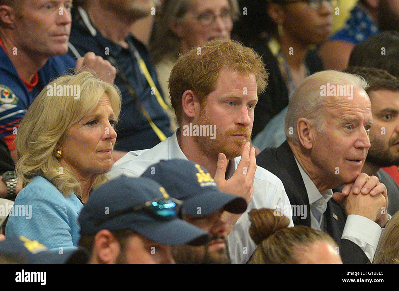 Orlando, Florida, USA. 11. Mai 2016. U.S. Vice President Joe Biden (r), seine Frau, Dr. Jill Biden (l) und Großbritanniens Prinz Harry (c) sehen eine Rollstuhl-Rugby-gold-Medaille zwischen den USA und Dänemark bei den 2016 Invictus Games an den ESPN Wide World of Sports Complex in Orlando, Florida am 11. Mai 2016 übereinstimmen. Die USA schlagen Dänemark 28-19. Bildnachweis: Paul Hennessy/Alamy Live-Nachrichten Stockfoto