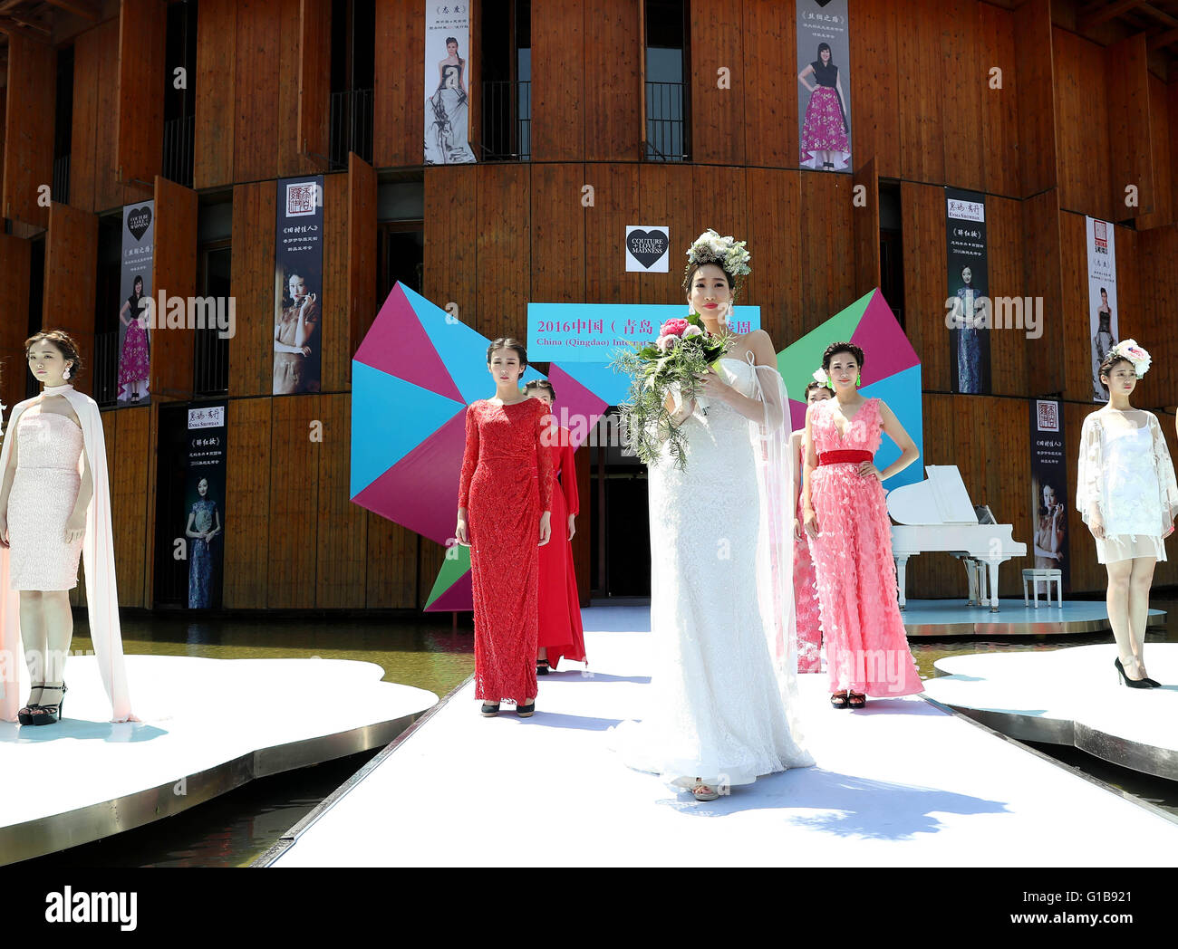 Qingdao, China Shandong Provinz. 13. Mai 2016. Modelle zeigen Kreationen des australischen Designers Cristina Tridente während der 16. China (Qingdao) International Fashion Week in Qingdao, der ostchinesischen Provinz Shandong, 13. Mai 2016. Bildnachweis: Chen Jianli/Xinhua/Alamy Live-Nachrichten Stockfoto
