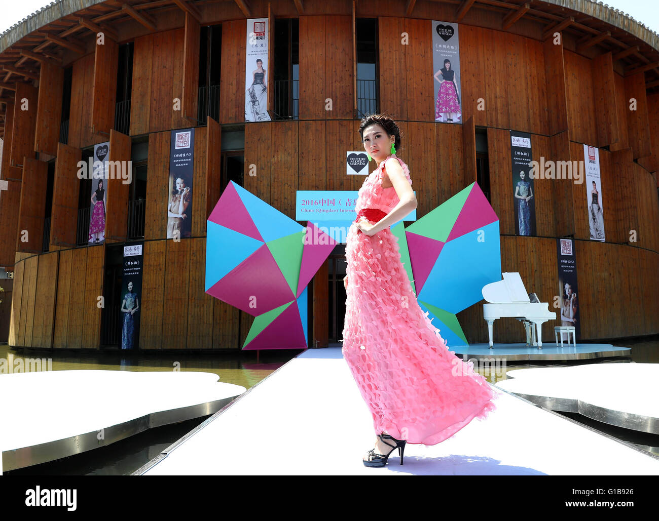 Qingdao, China Shandong Provinz. 13. Mai 2016. Ein Modell stellt eine Schöpfung des australischen Designers Cristina Tridente während der 16. China (Qingdao) International Fashion Week in Qingdao, der ostchinesischen Provinz Shandong, 13. Mai 2016. Bildnachweis: Chen Jianli/Xinhua/Alamy Live-Nachrichten Stockfoto