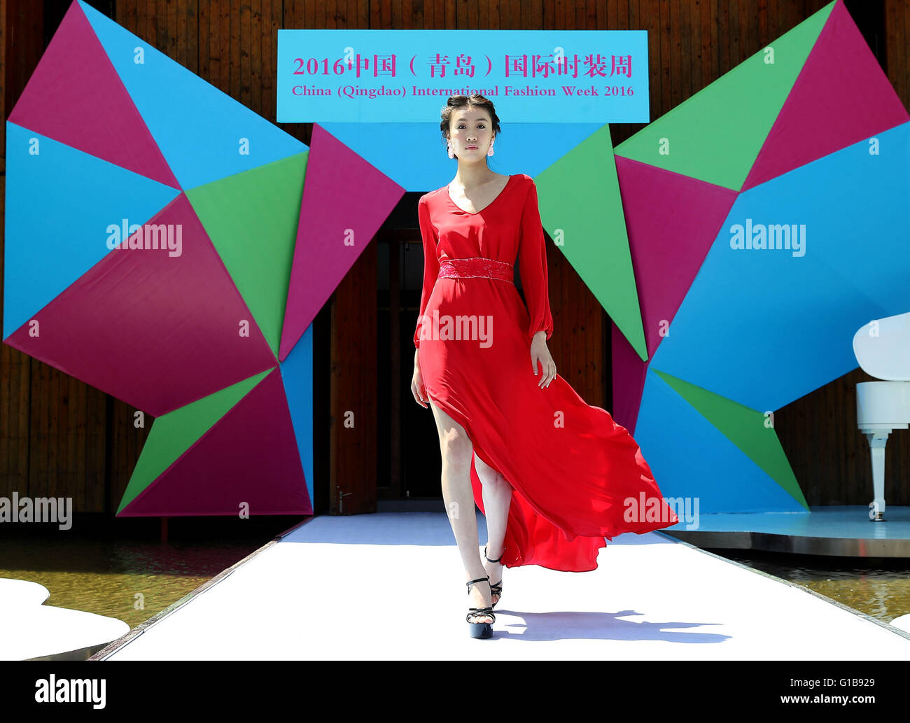 Qingdao, China Shandong Provinz. 13. Mai 2016. Ein Modell stellt eine Schöpfung des australischen Designers Cristina Tridente während der 16. China (Qingdao) International Fashion Week in Qingdao, der ostchinesischen Provinz Shandong, 13. Mai 2016. Bildnachweis: Chen Jianli/Xinhua/Alamy Live-Nachrichten Stockfoto