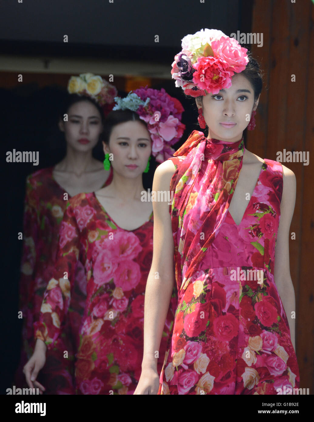 Qingdao, China Shandong Provinz. 13. Mai 2016. Modelle zeigen Kreationen des australischen Designers Cristina Tridente während der 16. China (Qingdao) International Fashion Week in Qingdao, der ostchinesischen Provinz Shandong, 13. Mai 2016. Bildnachweis: Zhang Xudong/Xinhua/Alamy Live-Nachrichten Stockfoto