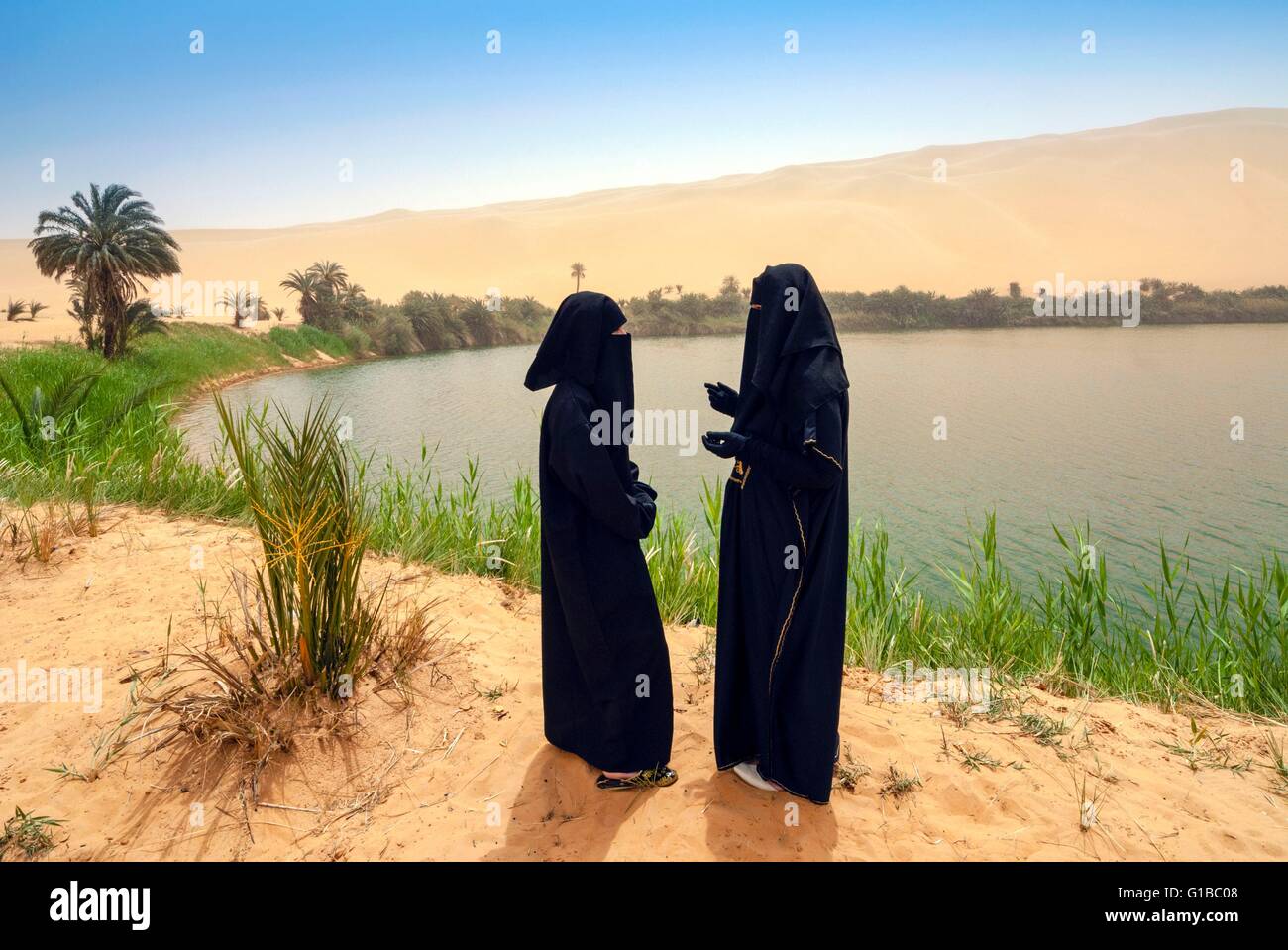 Libyen, Sahara Wüste, Wadi al Hayaa und Sabha Bezirk, Fezzan, Mandara, Um el Ma See, verschleierte Arabische Mutter und Tochter Stockfoto Libyen, Sahara Wüste, Wadi al Hayaa und Sabha Bezirk, Fezzan, Mandara, Um el Ma See, verschleierte Arabische Mutter und Tochter Stockfoto