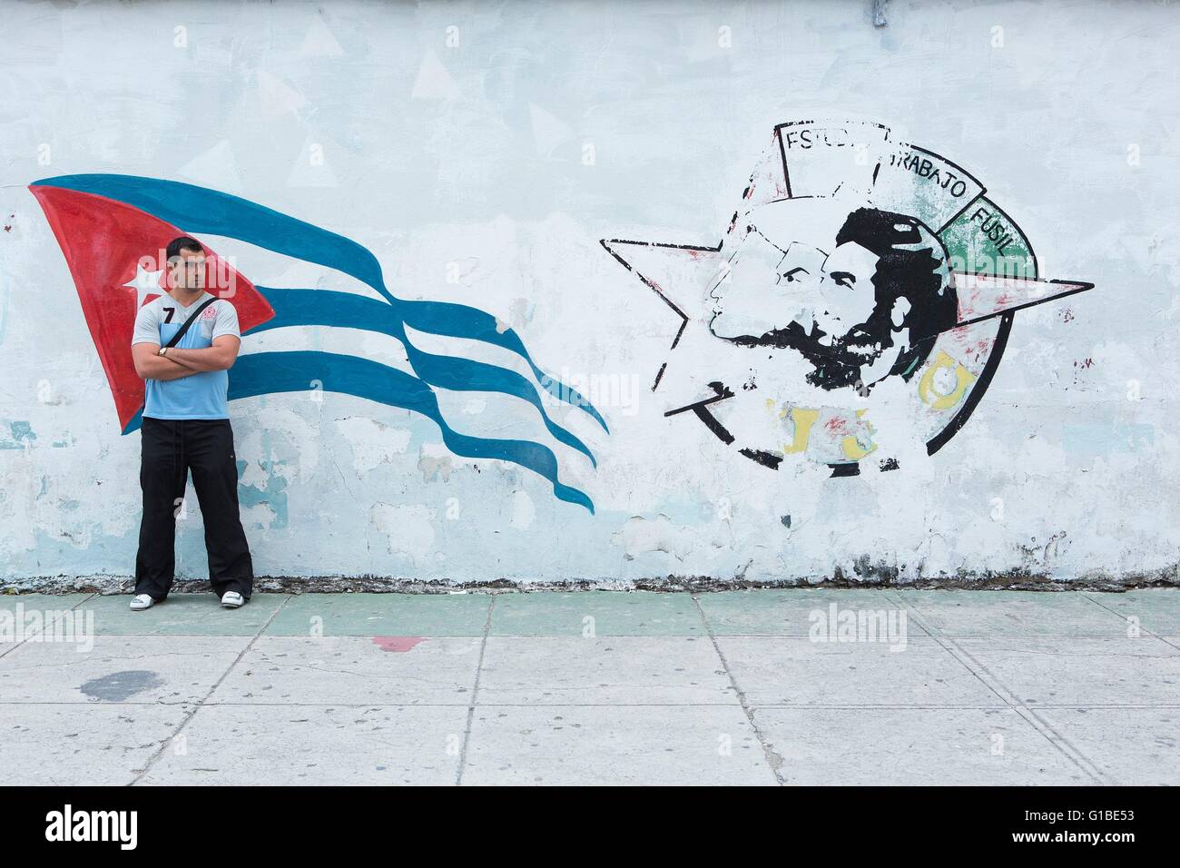 Kuba, Ciudad De La Habana Provinz, Havanna, Habana Vieja Bezirk Weltkulturerbe von der UNESCO zum kubanischen tatenlos ein Wandbild, darstellt, eine Flagge und politische Propaganda Stockfoto