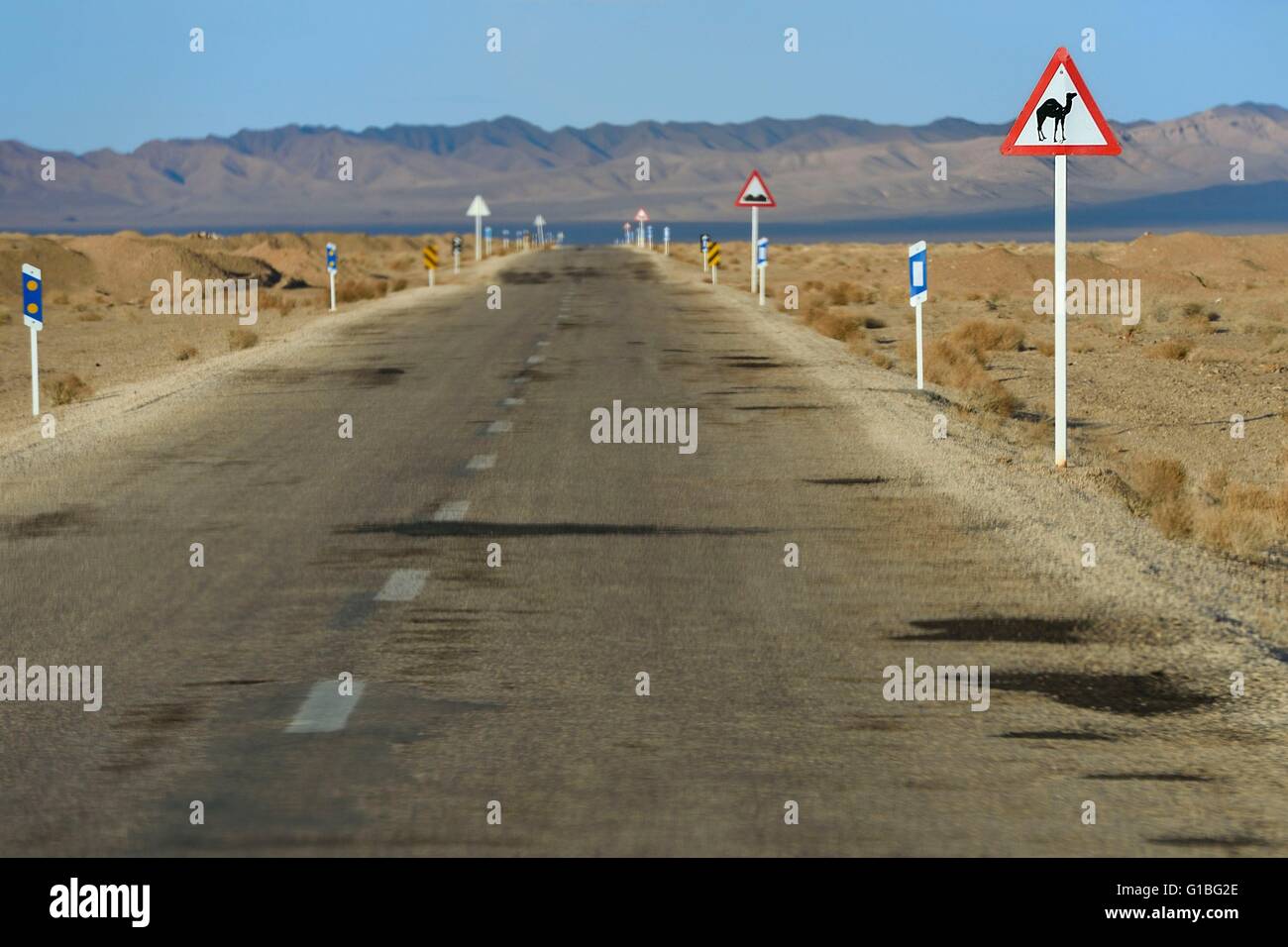 Provinz Isfahan, Iran, Straße von Khur Mesr, Kamel durchqueren Zeichen, Kamele, Dasht-e Kavir Wüste sind verantwortlich für viele Unfälle im Straßenverkehr, vor allem nachts Stockfoto