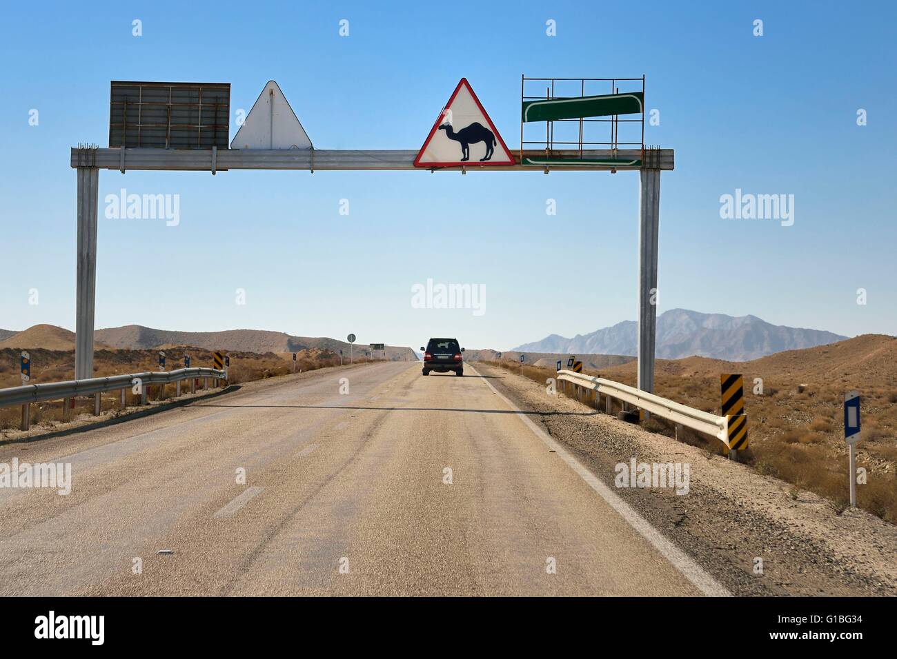 Iran, Yazd Provinz, Dasht-e Kavir Wüste, Rabat-e-Posht-e-Badam, Camel Crossing Schild, Kamele sind verantwortlich für viele Unfälle im Straßenverkehr, vor allem nachts Stockfoto