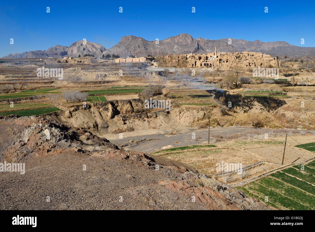 Iran, Yazd Provinz, Dasht-e Kavir Wüste, Kharanaq alten Dorfrand mit seiner Lehmziegel (Adobe) Häuser mit Blick auf das Andjir-Tal Stockfoto